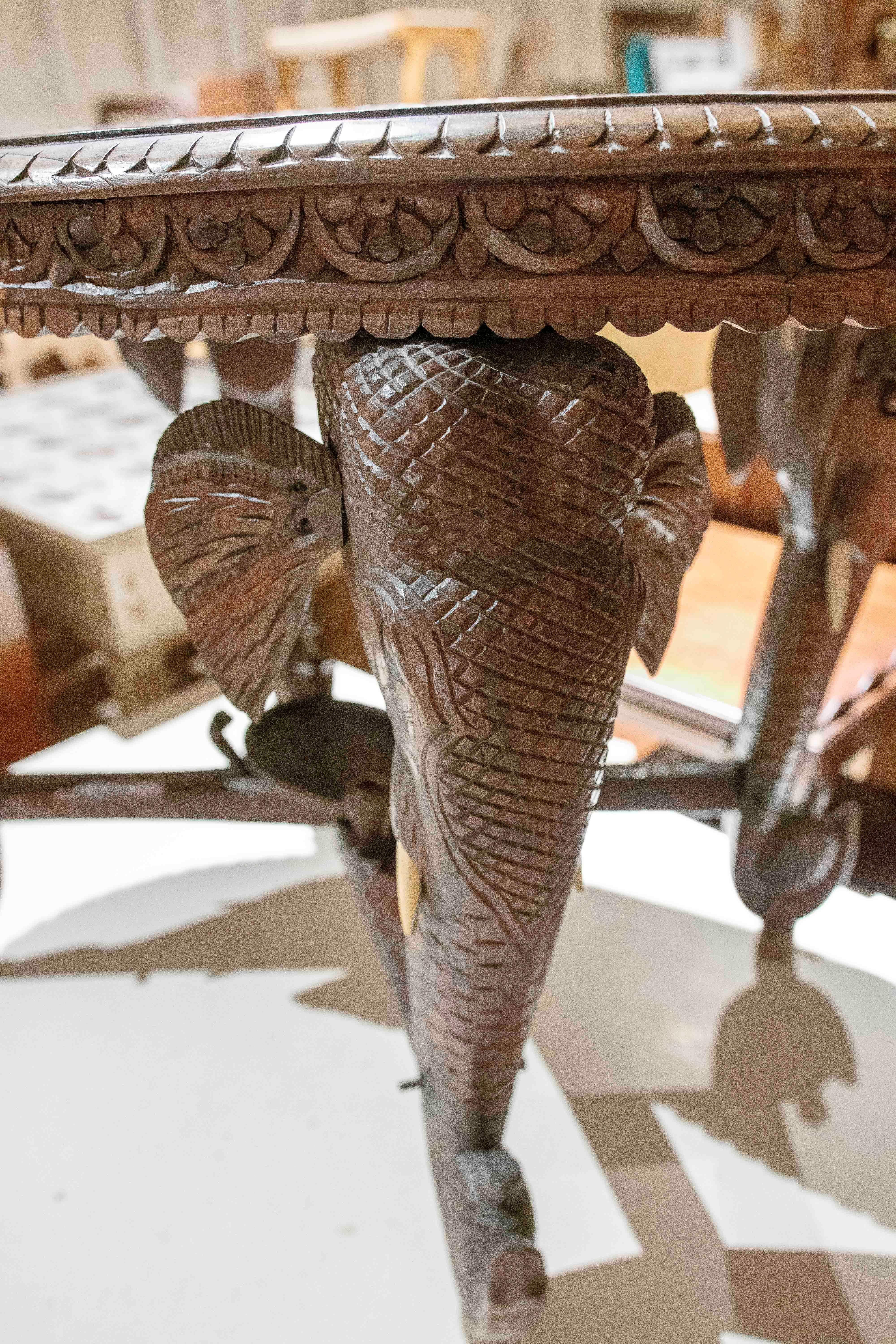 Mesa Indu de madera tallada a mano de los años 50 con patas de elefante y motivos florales en venta 8