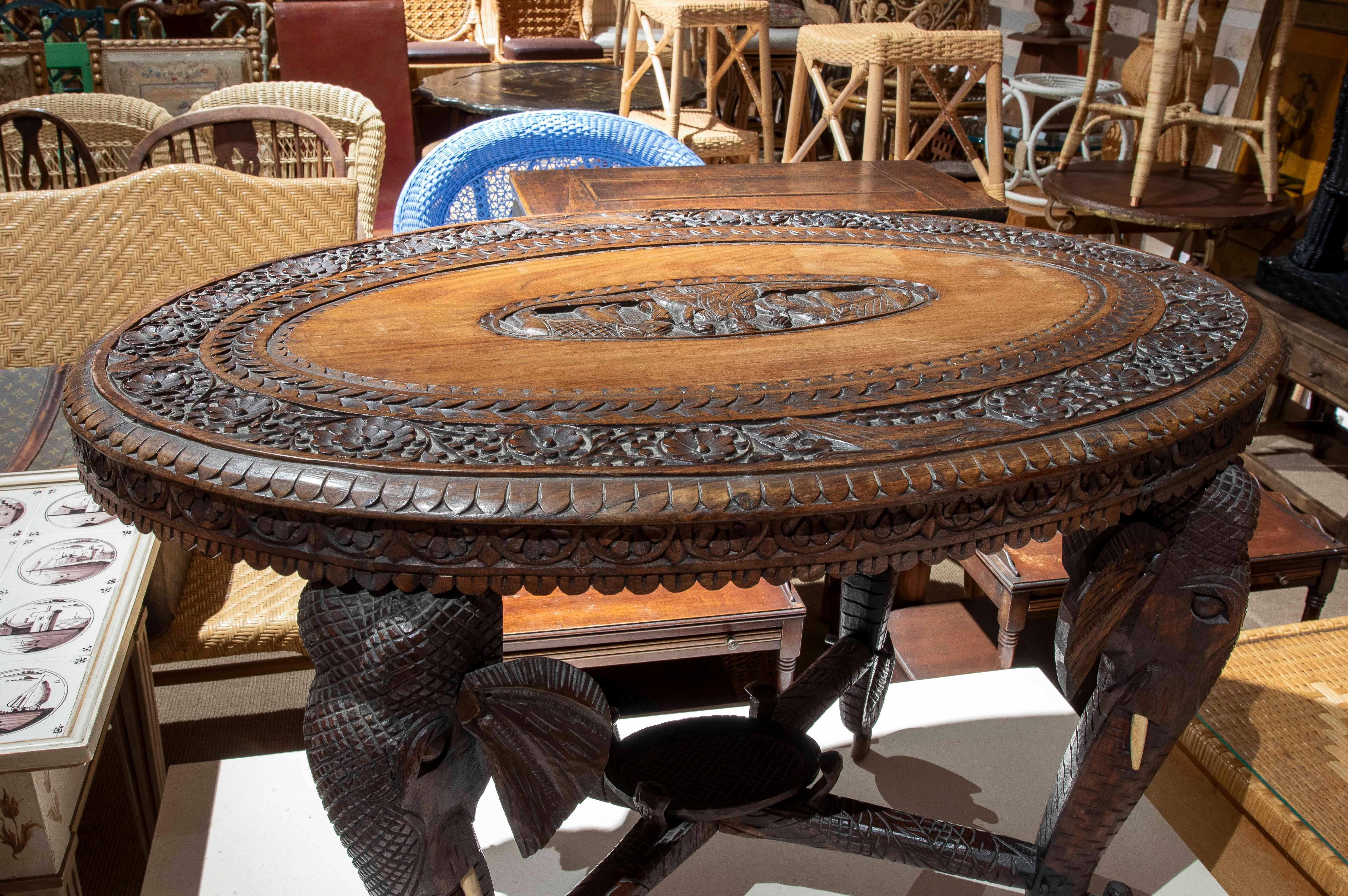 Mesa Indu de madera tallada a mano de los años 50 con patas de elefante y motivos florales Tallado a mano en venta