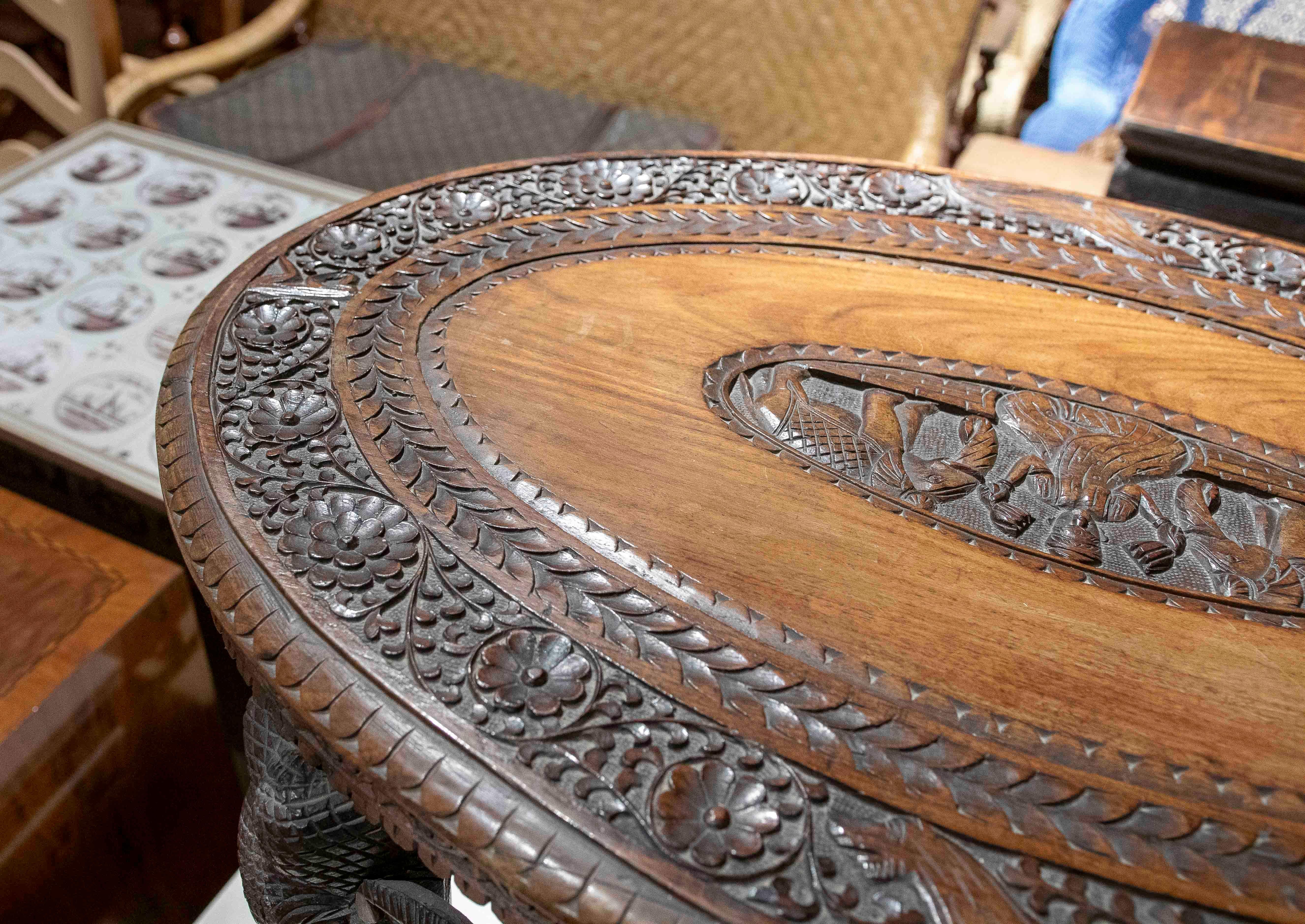 Mesa Indu de madera tallada a mano de los años 50 con patas de elefante y motivos florales siglo XX en venta