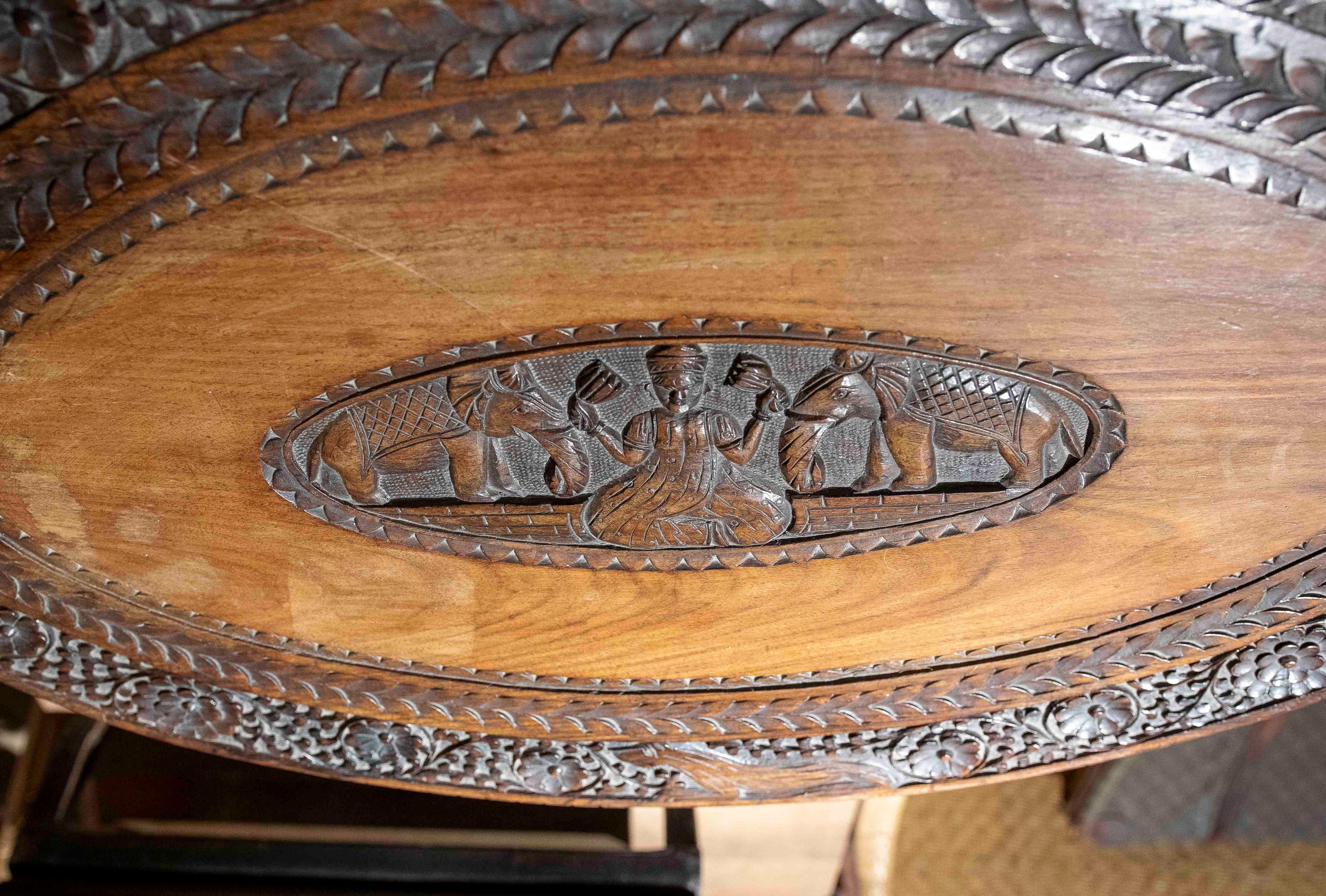 Mesa Indu de madera tallada a mano de los años 50 con patas de elefante y motivos florales Madera en venta