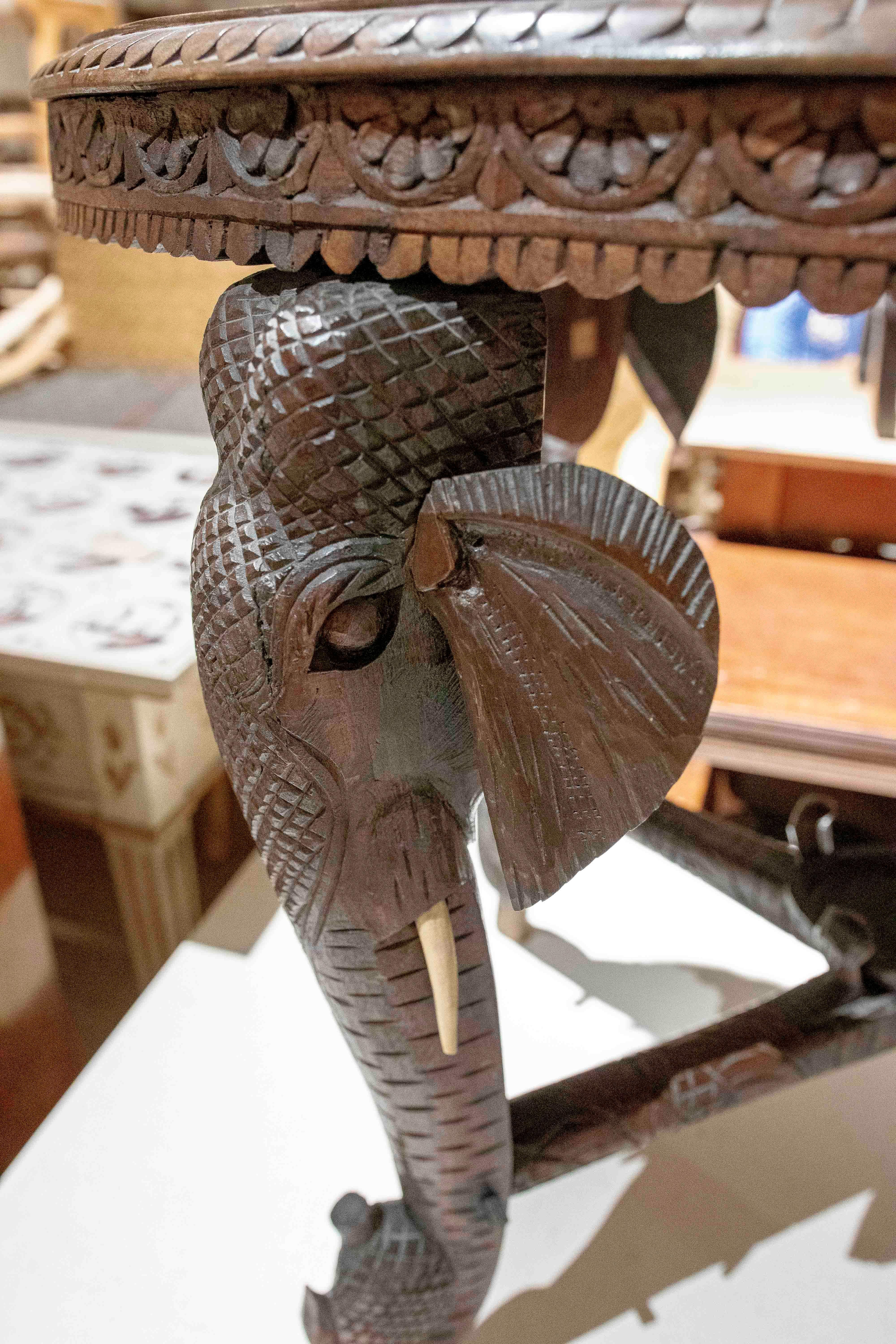 Mesa Indu de madera tallada a mano de los años 50 con patas de elefante y motivos florales en venta 2