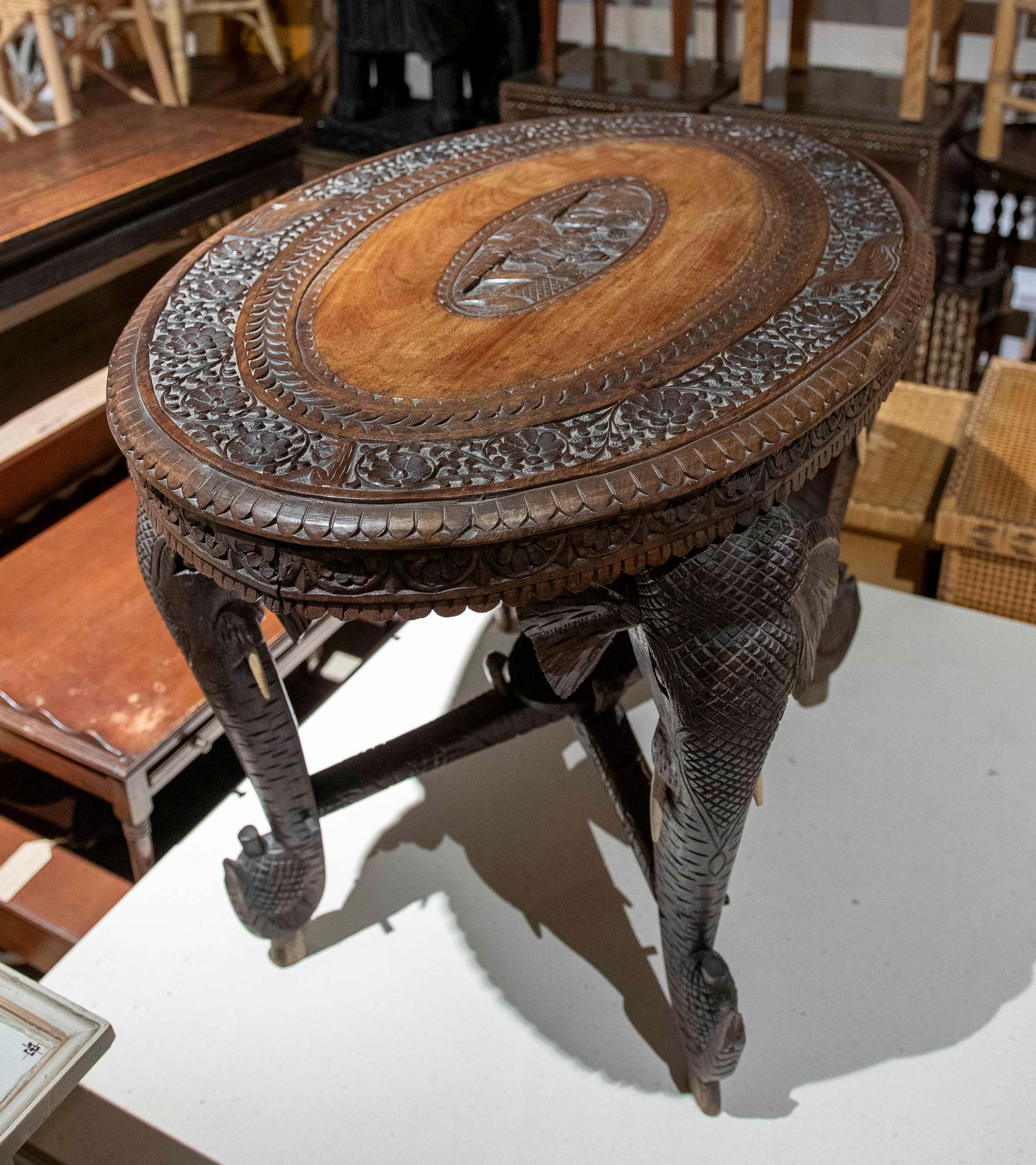 Mesa Indu de madera tallada a mano de los años 50 con patas de elefante y motivos florales en venta 3