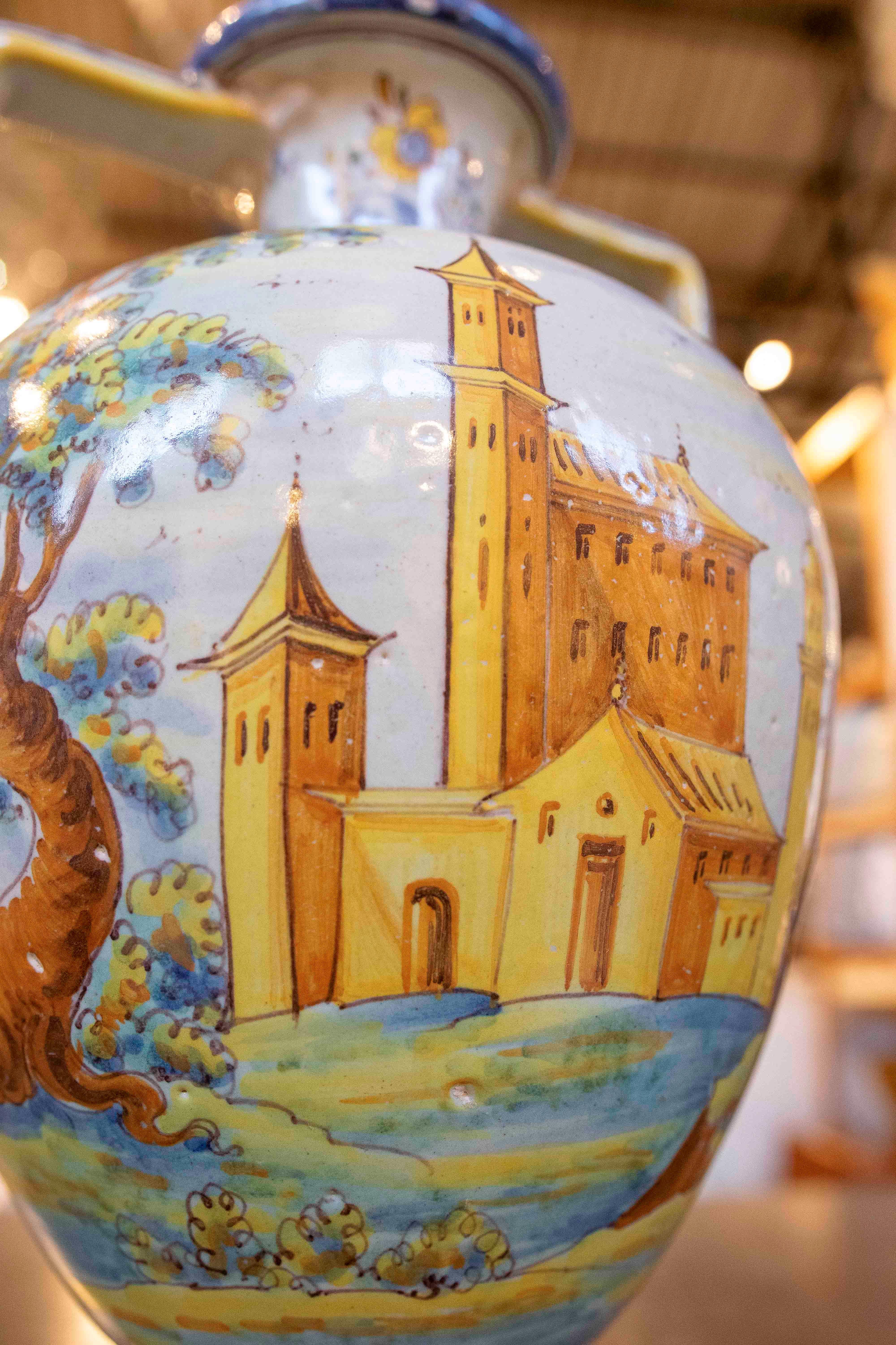 Paire de vases en céramique Talavera des années 1950 décorés à la main avec des scènes en vente 3