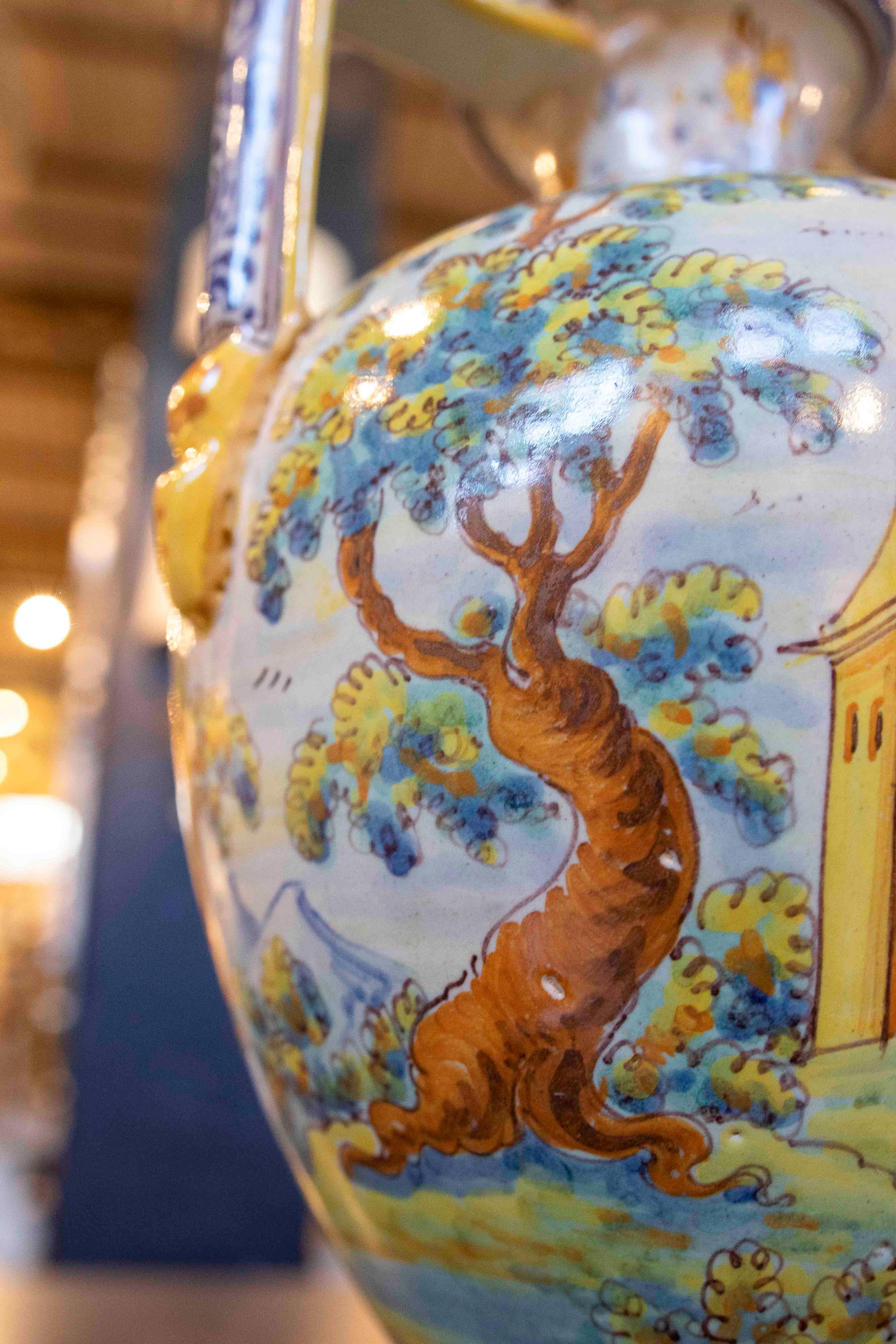 Paire de vases en céramique Talavera des années 1950 décorés à la main avec des scènes en vente 4