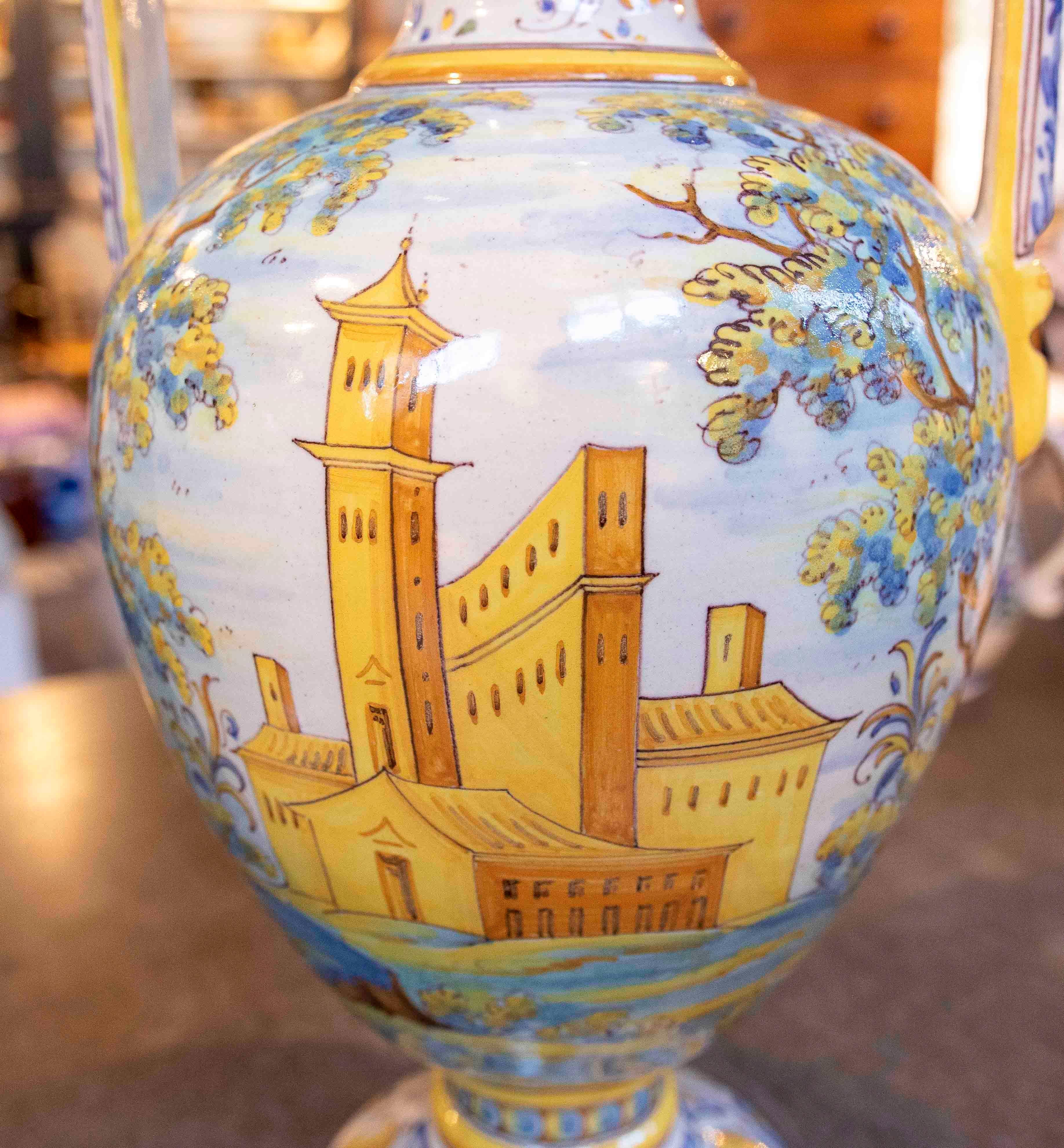 Paire de vases en céramique Talavera des années 1950 décorés à la main avec des scènes en vente 5