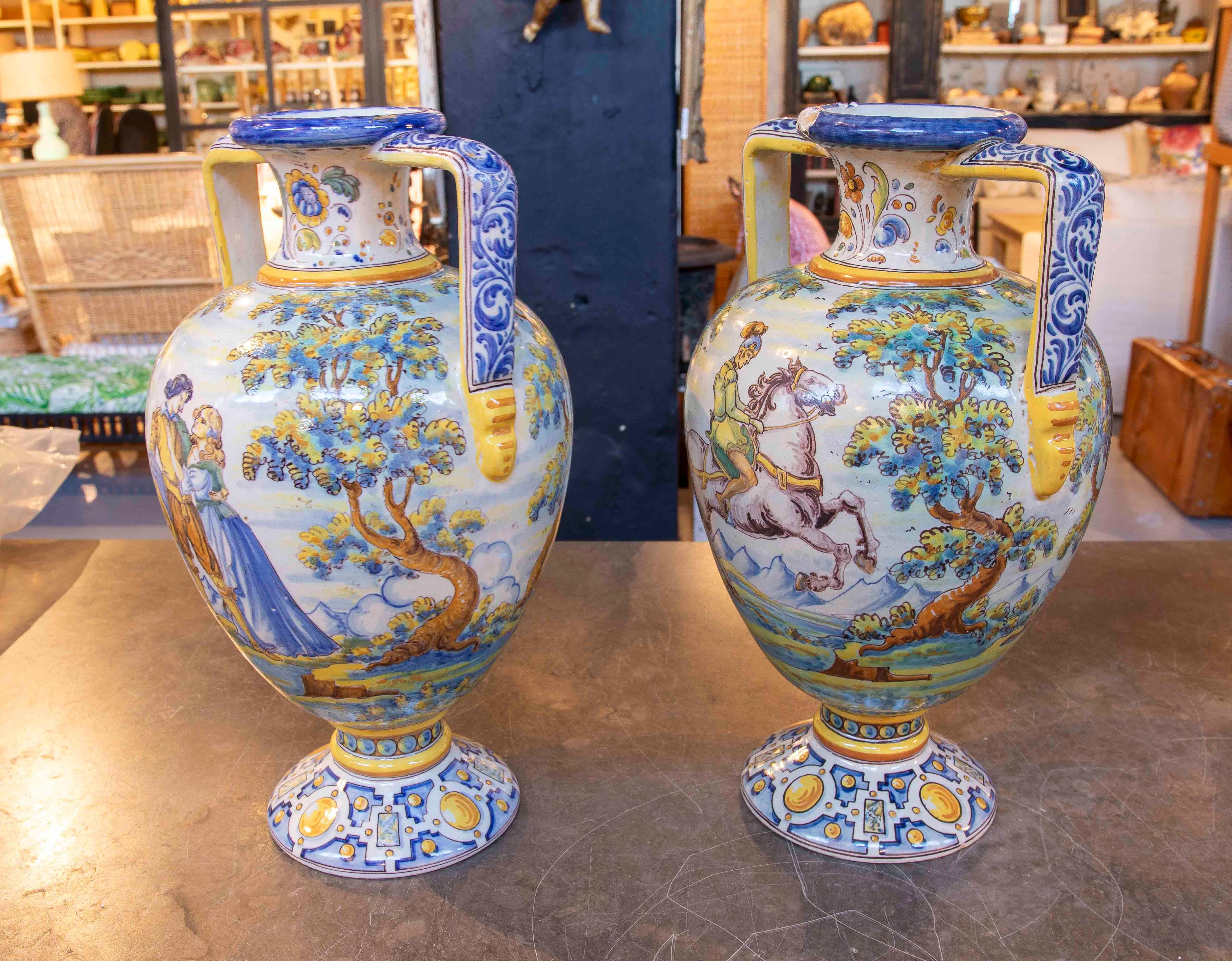 Espagnol Paire de vases en céramique Talavera des années 1950 décorés à la main avec des scènes en vente