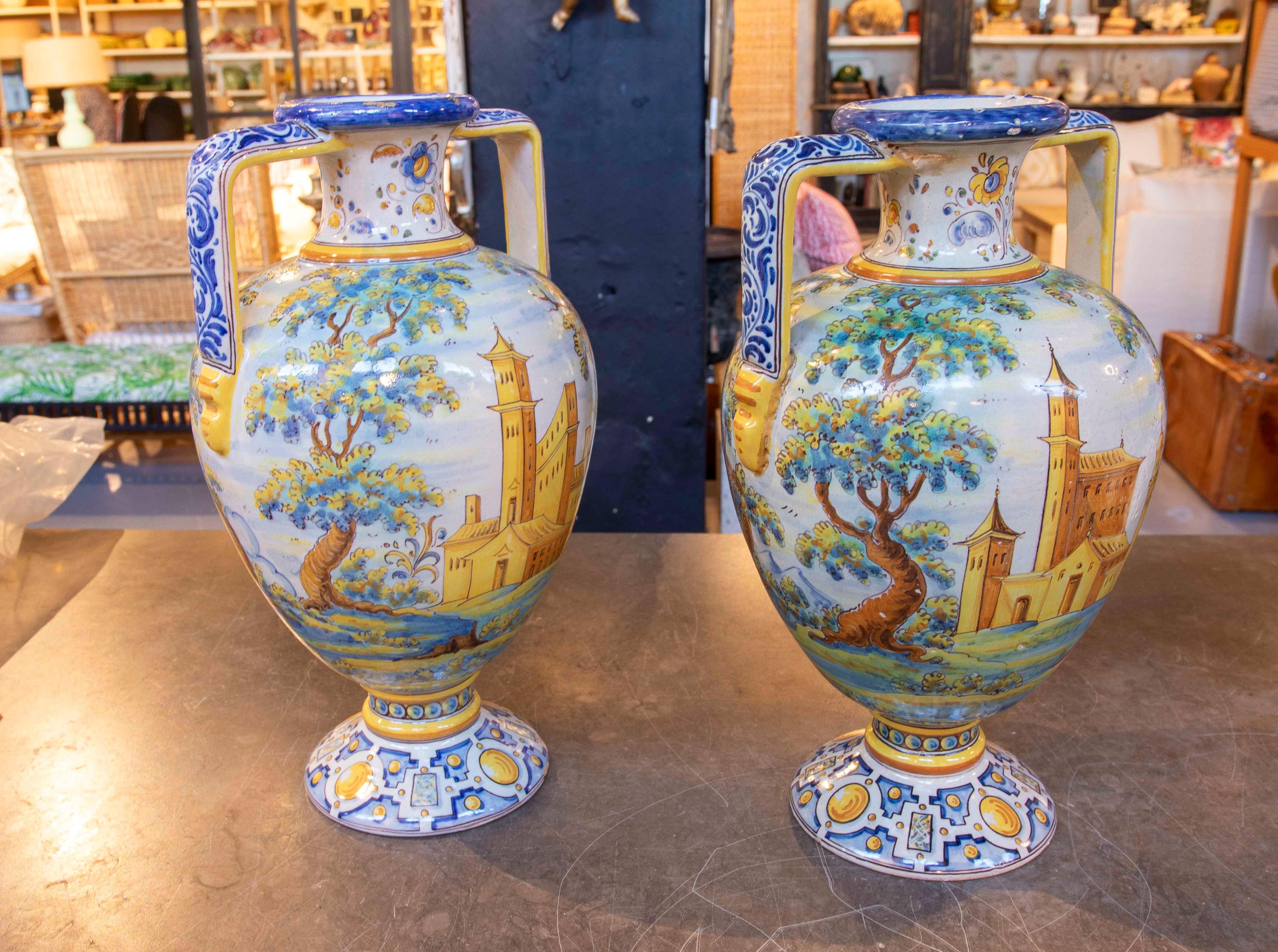 Vernissé Paire de vases en céramique Talavera des années 1950 décorés à la main avec des scènes en vente