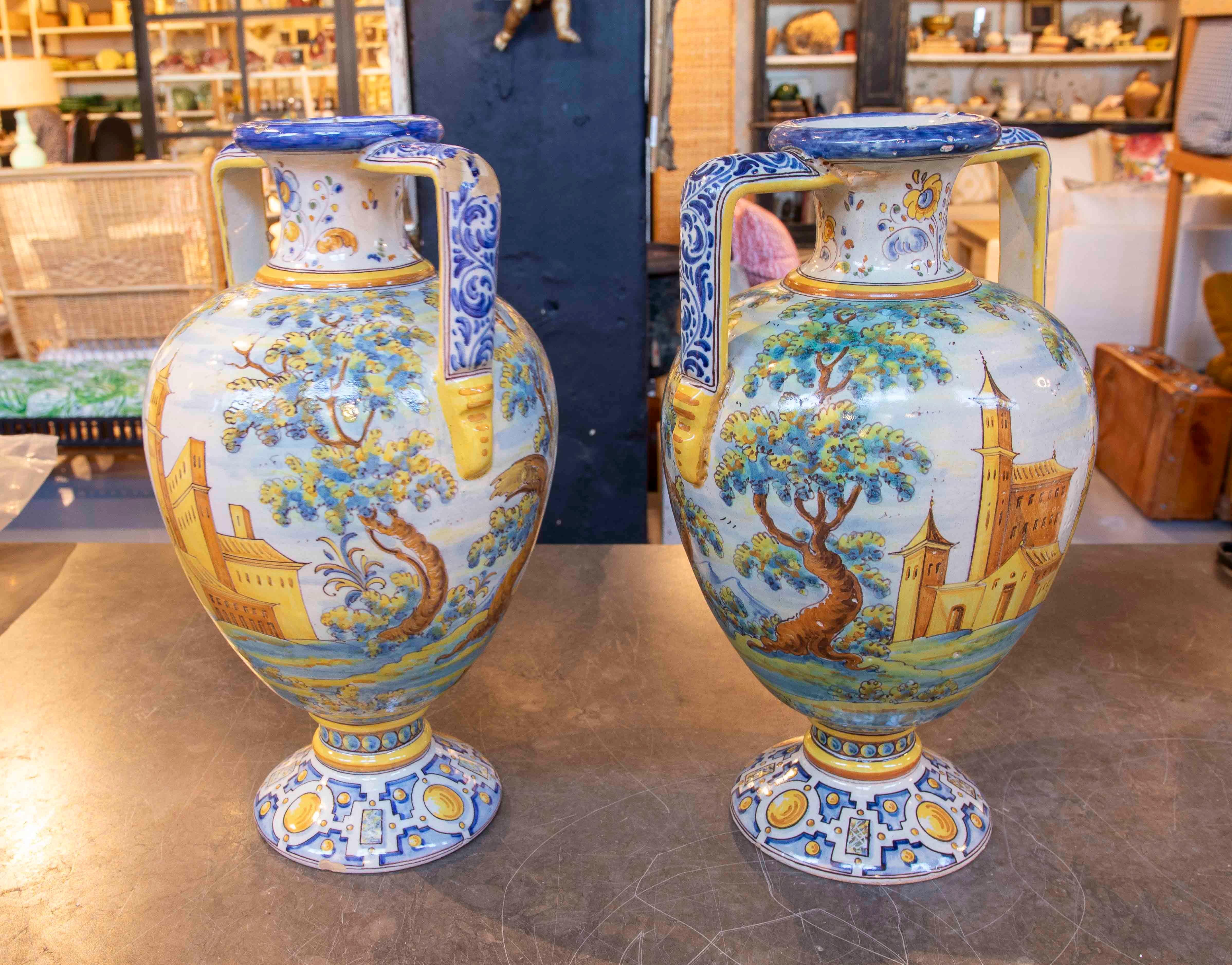 Paire de vases en céramique Talavera des années 1950 décorés à la main avec des scènes Bon état - En vente à Marbella, ES