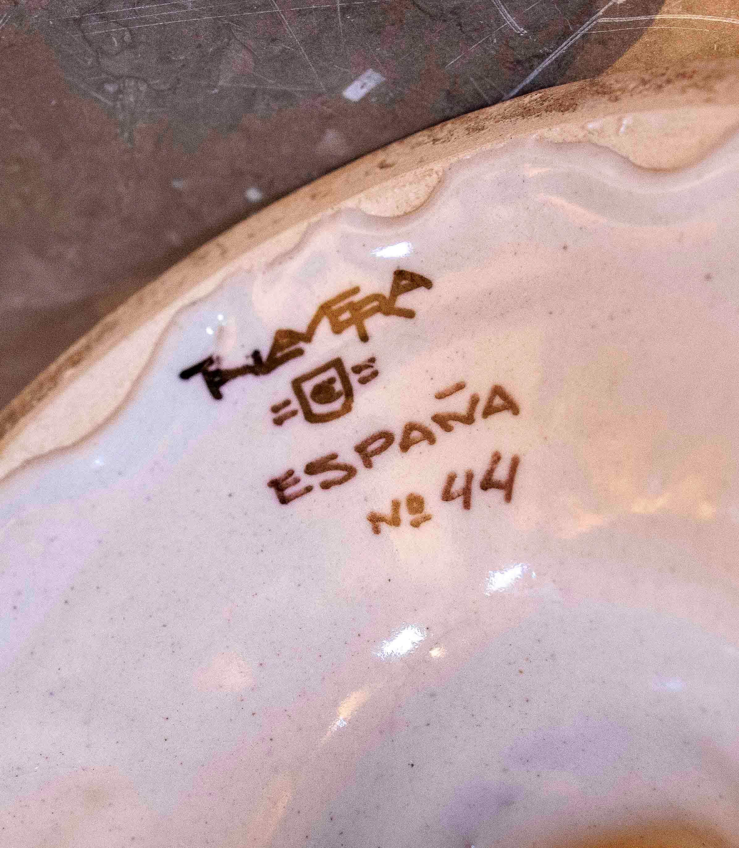 20ième siècle Paire de vases en céramique Talavera des années 1950 décorés à la main avec des scènes en vente