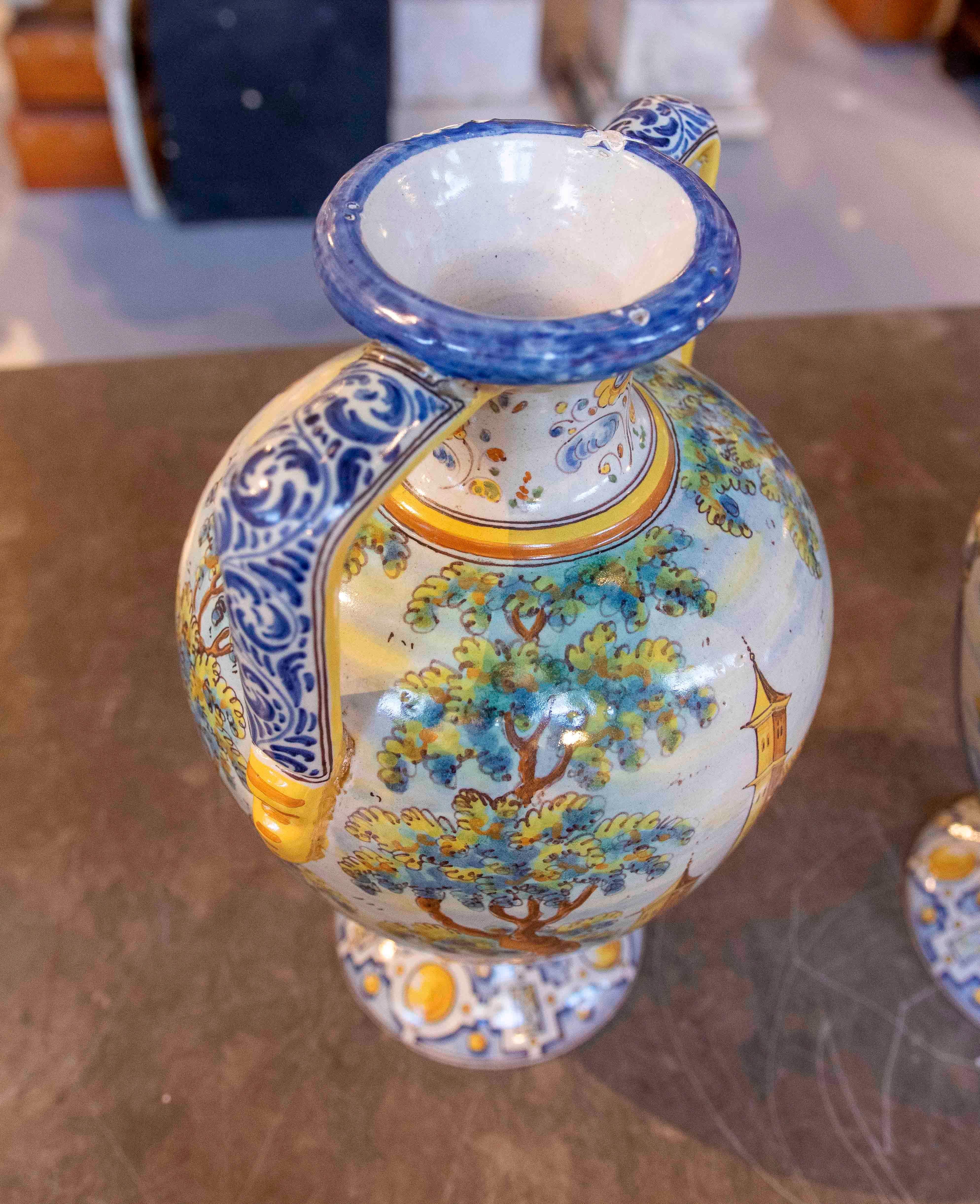 Céramique Paire de vases en céramique Talavera des années 1950 décorés à la main avec des scènes en vente