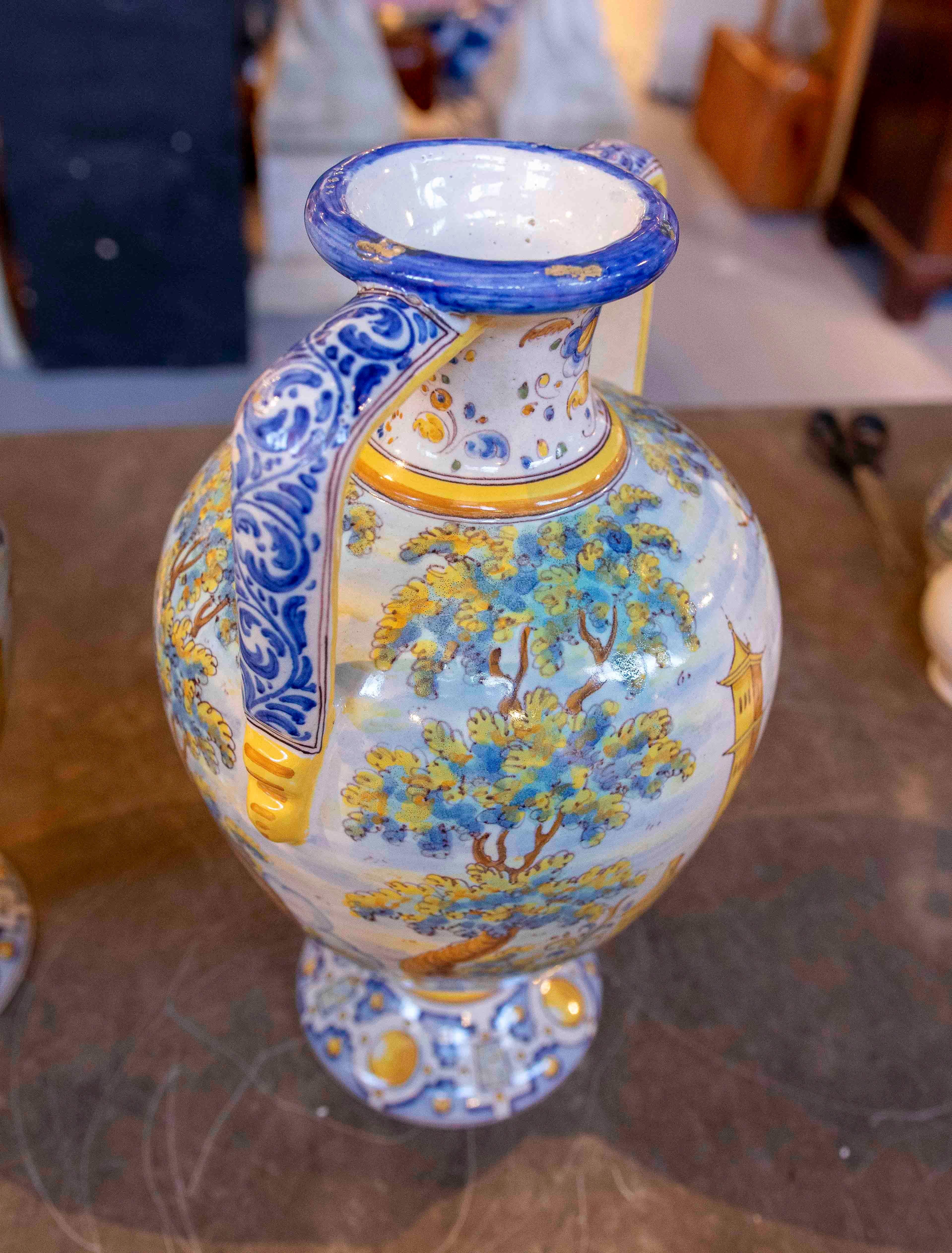 Paire de vases en céramique Talavera des années 1950 décorés à la main avec des scènes en vente 1