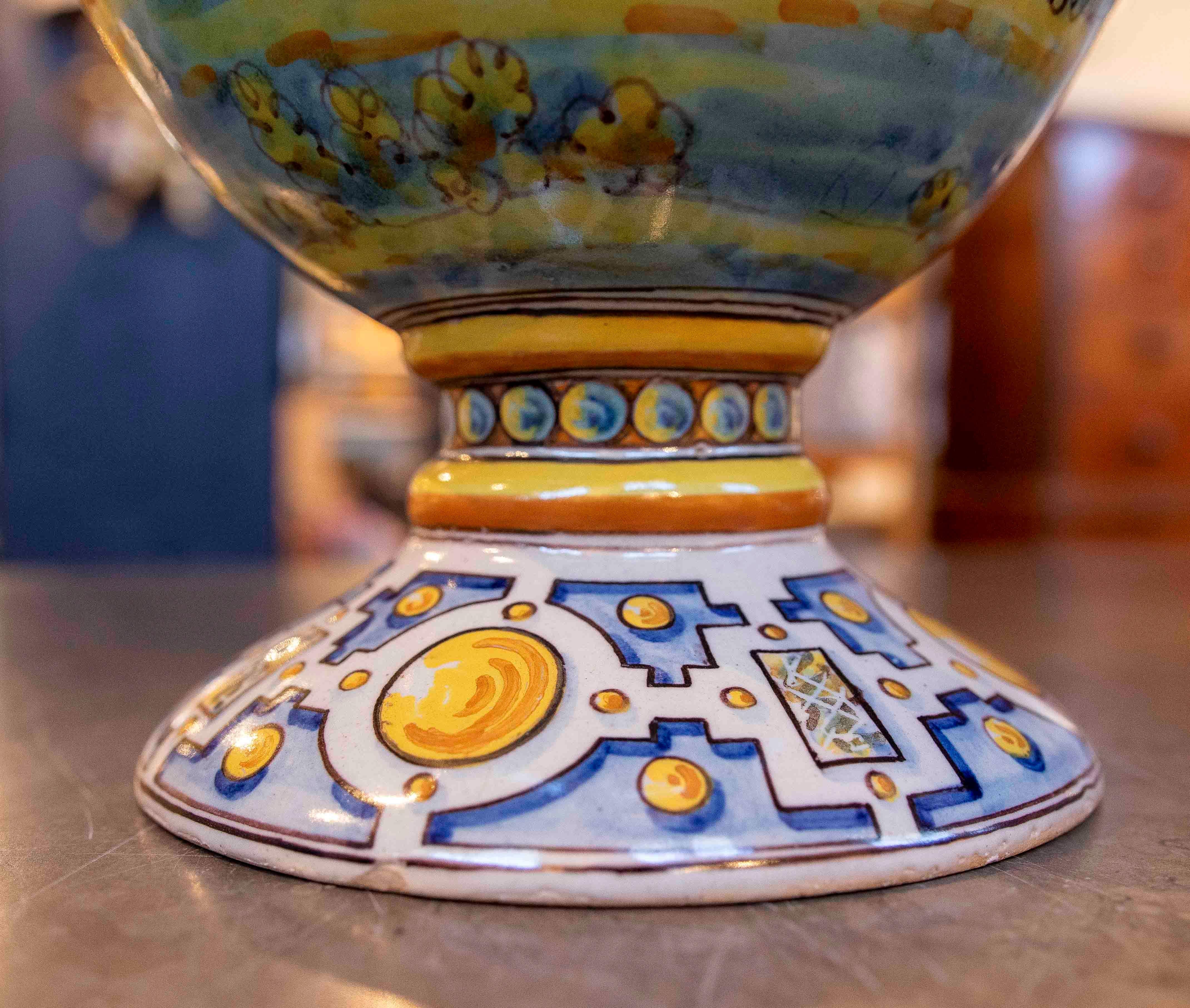 Paire de vases en céramique Talavera des années 1950 décorés à la main avec des scènes en vente 2