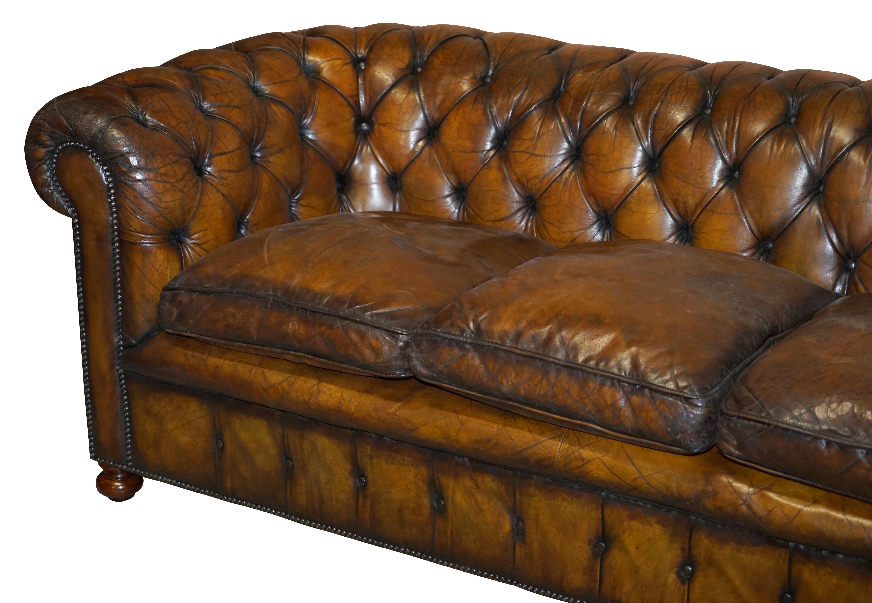 1950er Jahre Hand gefärbt restauriert Zigarre Brown Leder Chesterfield Club Sofa Englisch (Moderne der Mitte des Jahrhunderts) im Angebot