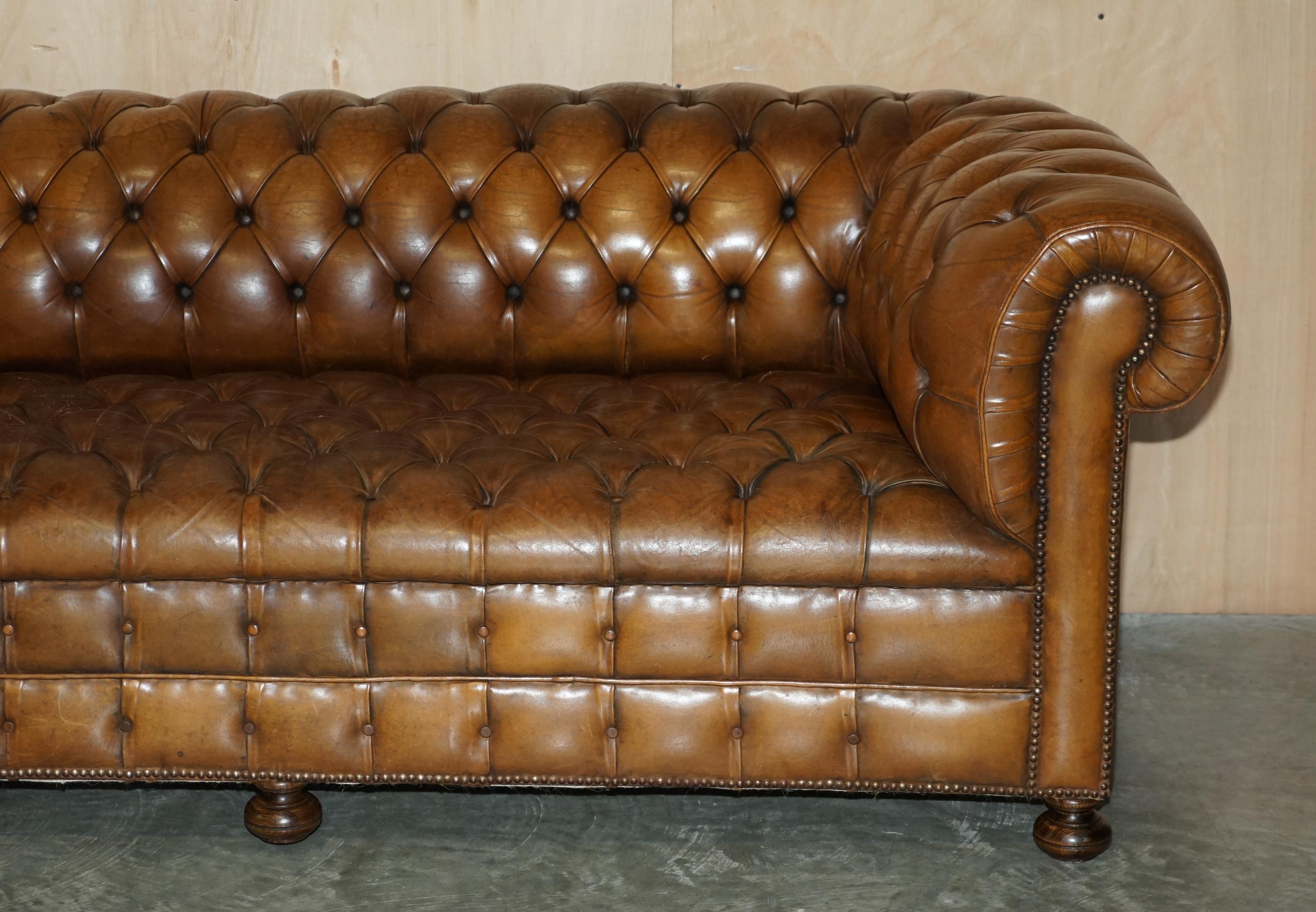 Restauriertes Chesterfield Club Sofa aus braunem Leder mit Zigarrenmuster, handgefärbt, englisch (Moderne der Mitte des Jahrhunderts) im Angebot