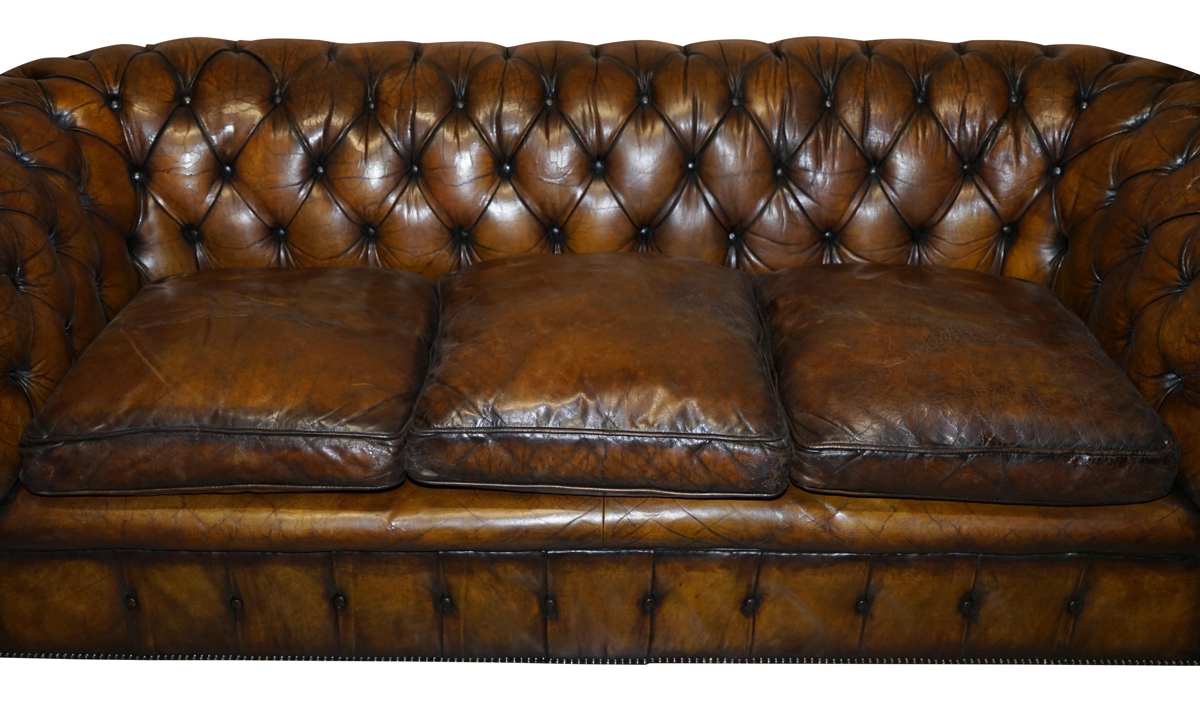 1950er Jahre Hand gefärbt restauriert Zigarre Brown Leder Chesterfield Club Sofa Englisch (Mitte des 20. Jahrhunderts) im Angebot