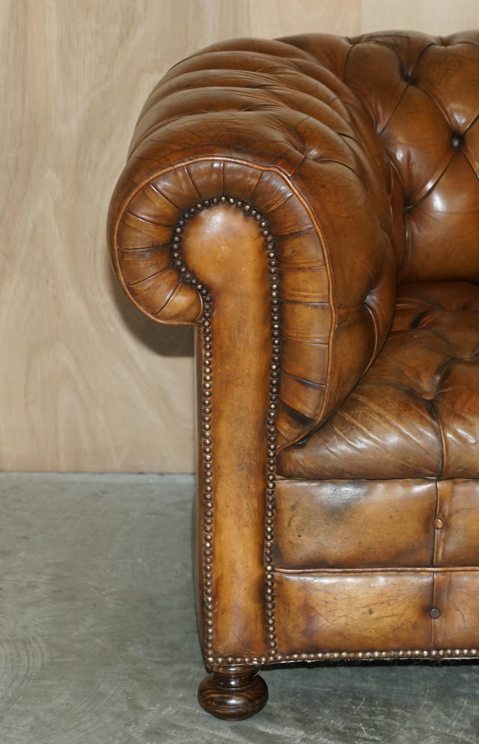 Restauriertes Chesterfield Club Sofa aus braunem Leder mit Zigarrenmuster, handgefärbt, englisch (Englisch) im Angebot