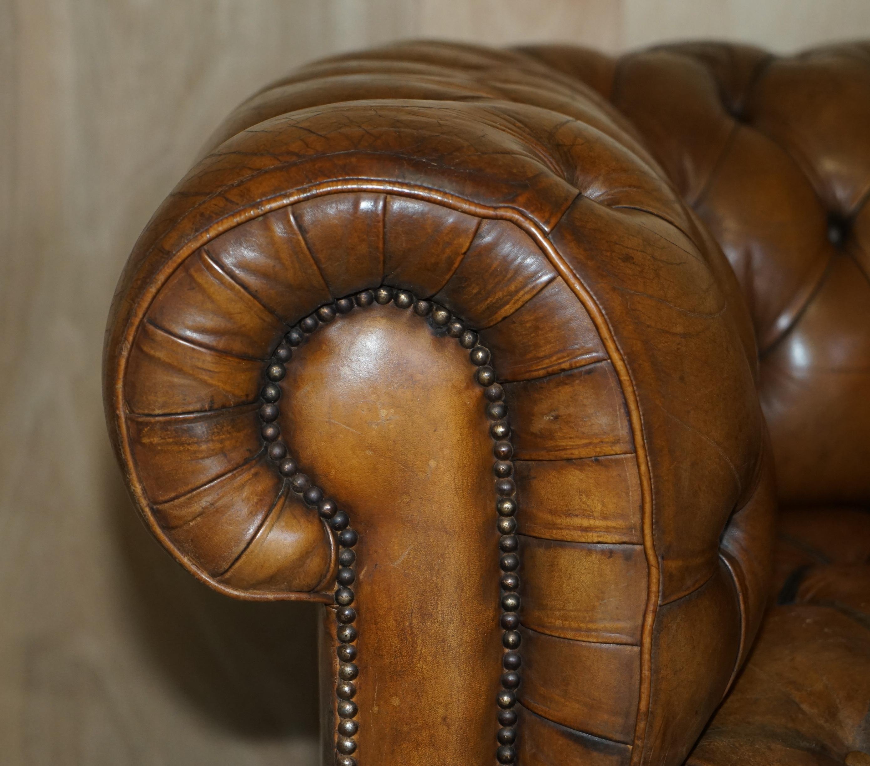 Restauriertes Chesterfield Club Sofa aus braunem Leder mit Zigarrenmuster, handgefärbt, englisch (Handgefertigt) im Angebot