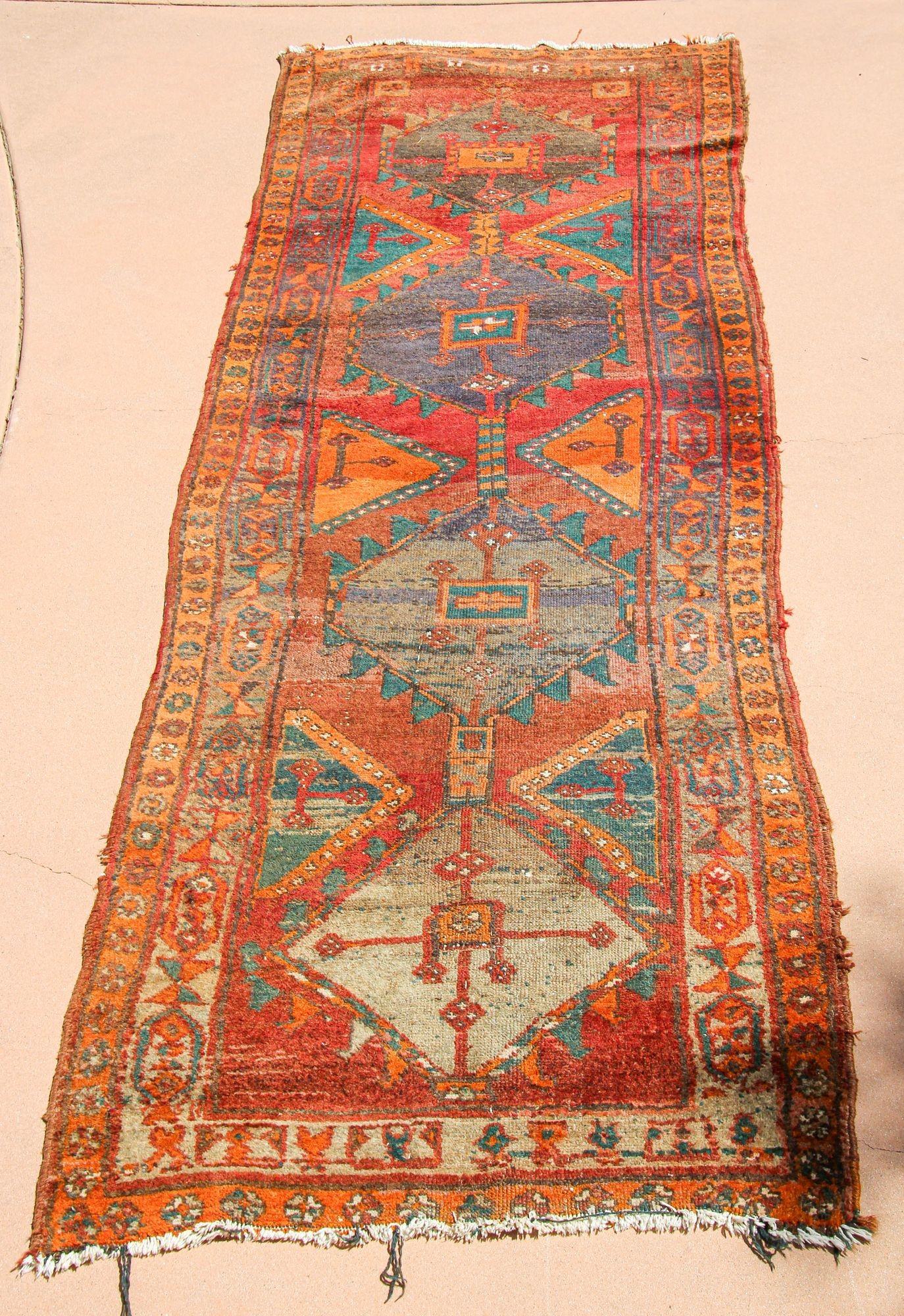 1950er handgeknüpfter Vintage-Teppich Läufer aus der Türkei.
Diese Teppiche haben eine reiche Geschichte, die Jahrhunderte zurückreicht, und sind eng mit der Kultur und dem Erbe des Landes verbunden.
Handgeknüpfter Läufer aus der Osttürkei,