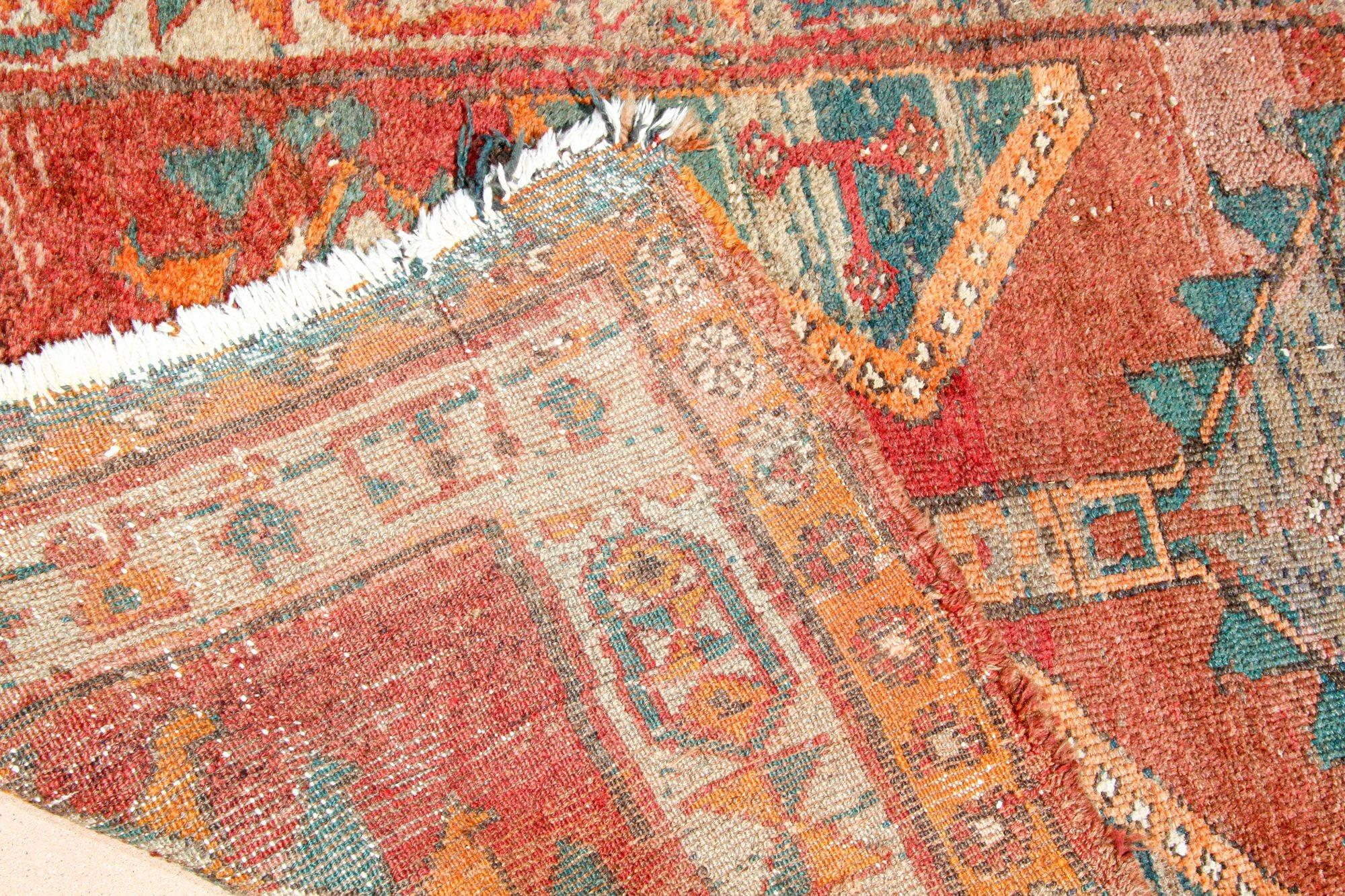 Handgeknüpfter Vintage-Teppich-Teppich-Läufer aus der Türkei, 1950er Jahre im Zustand „Relativ gut“ im Angebot in North Hollywood, CA