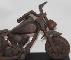 Modelo hecho a mano de los años 60 de una motocicleta tallada sobre una montura de hierro