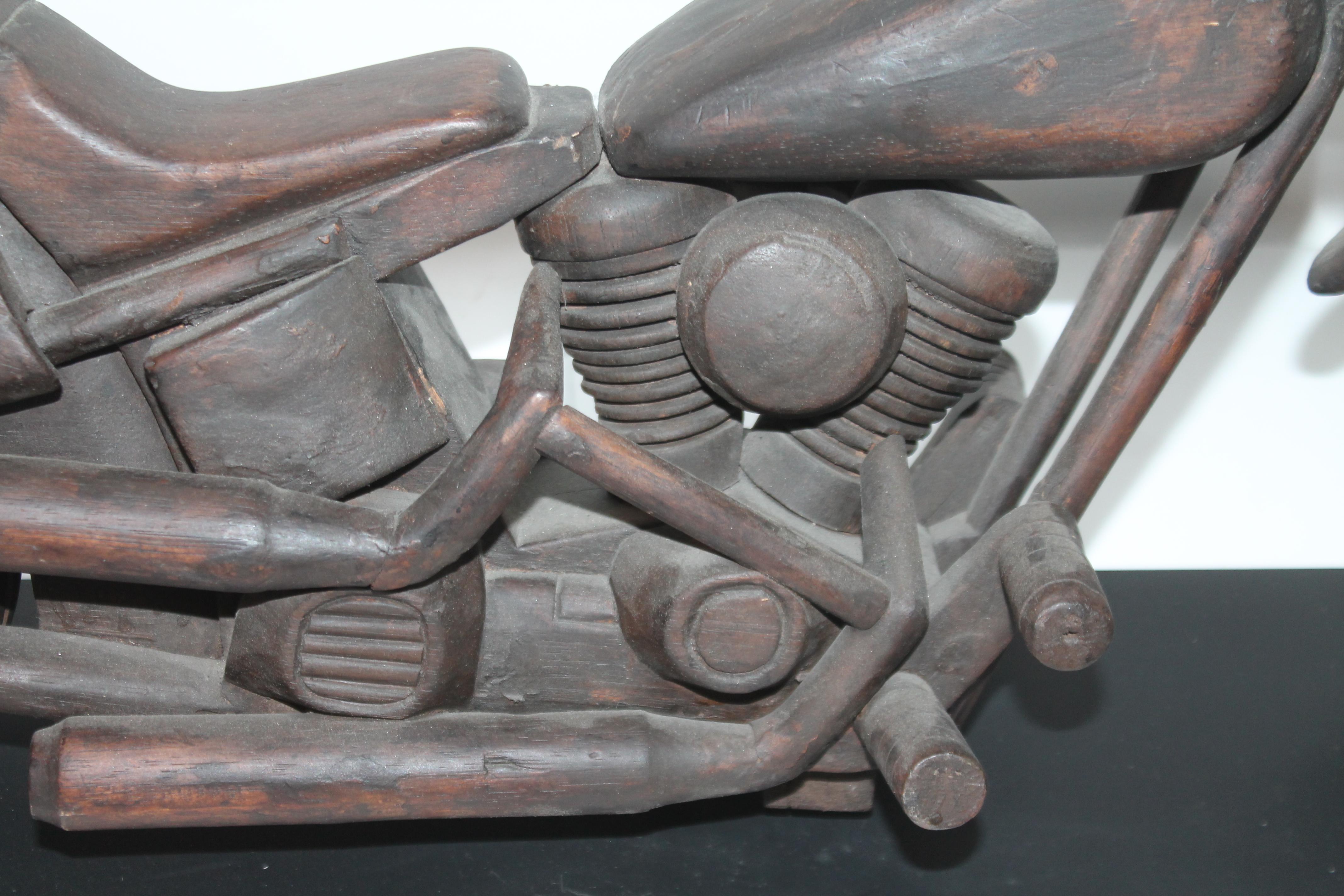 1960er Jahre Handgefertigtes Modell eines geschnitzten Motorrads auf Eisengestell (amerikanisch) im Angebot
