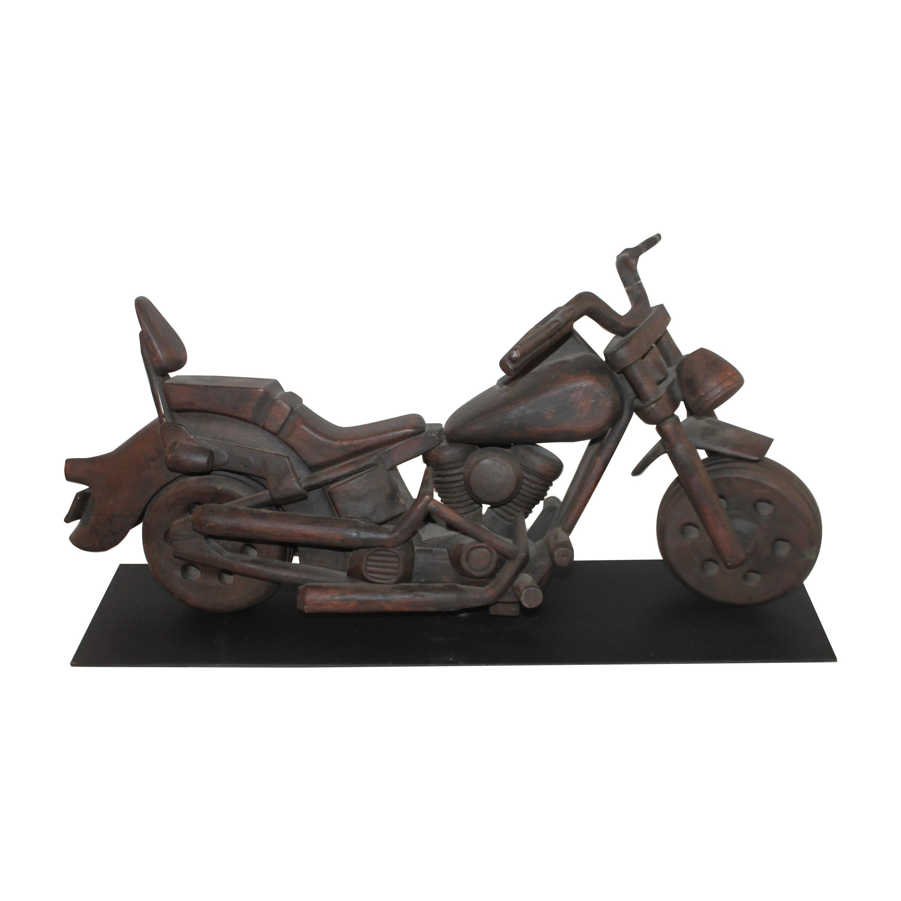 1960er Jahre Handgefertigtes Modell eines geschnitzten Motorrads auf Eisengestell im Angebot