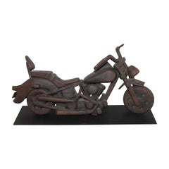 1960er Jahre Handgefertigtes Modell eines geschnitzten Motorrads auf Eisengestell