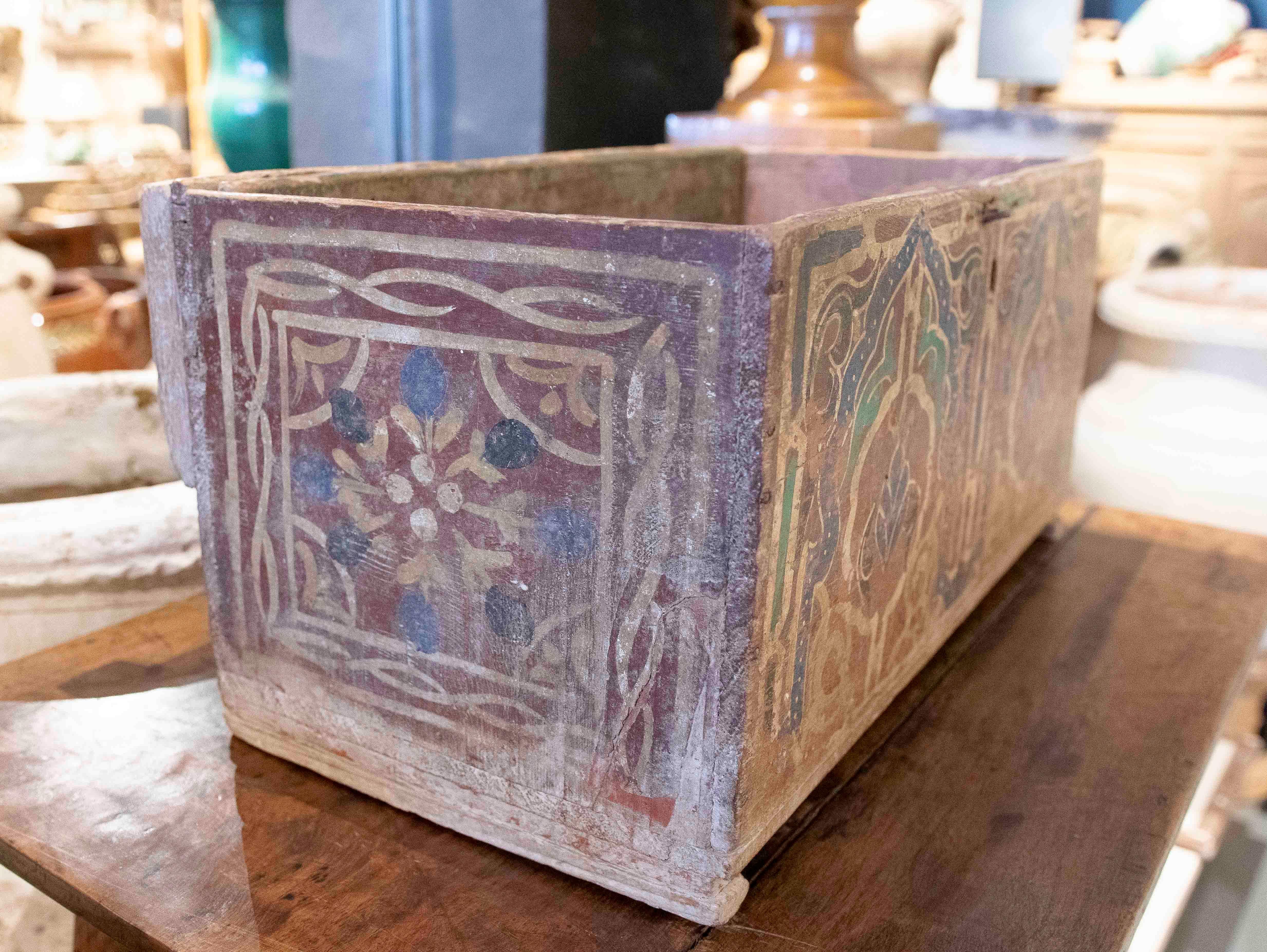 Malle ancienne en bois peinte à la main dans les années 1950 avec décoration de style mauresque en vente 8