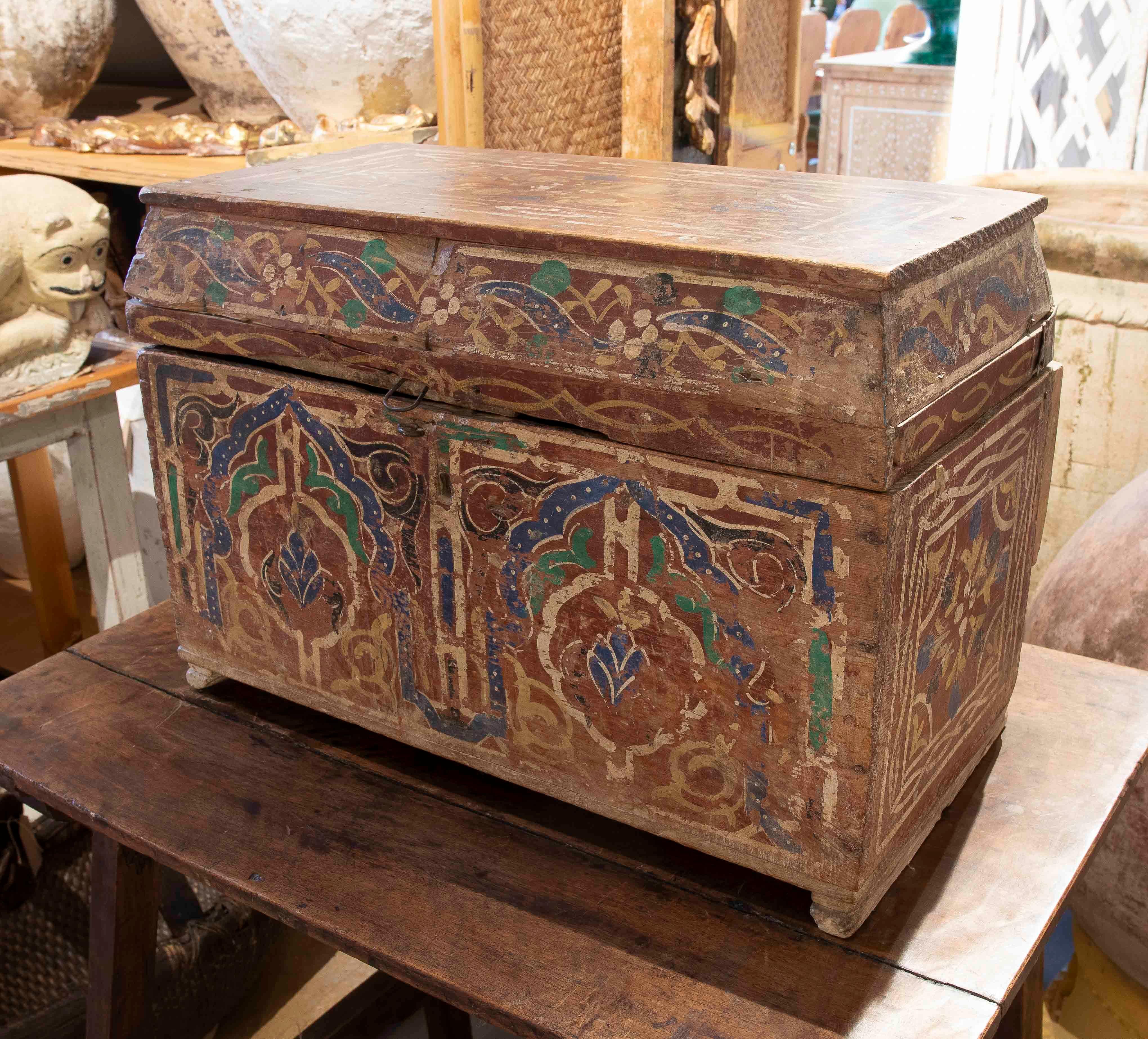 Marocain Malle ancienne en bois peinte à la main dans les années 1950 avec décoration de style mauresque en vente