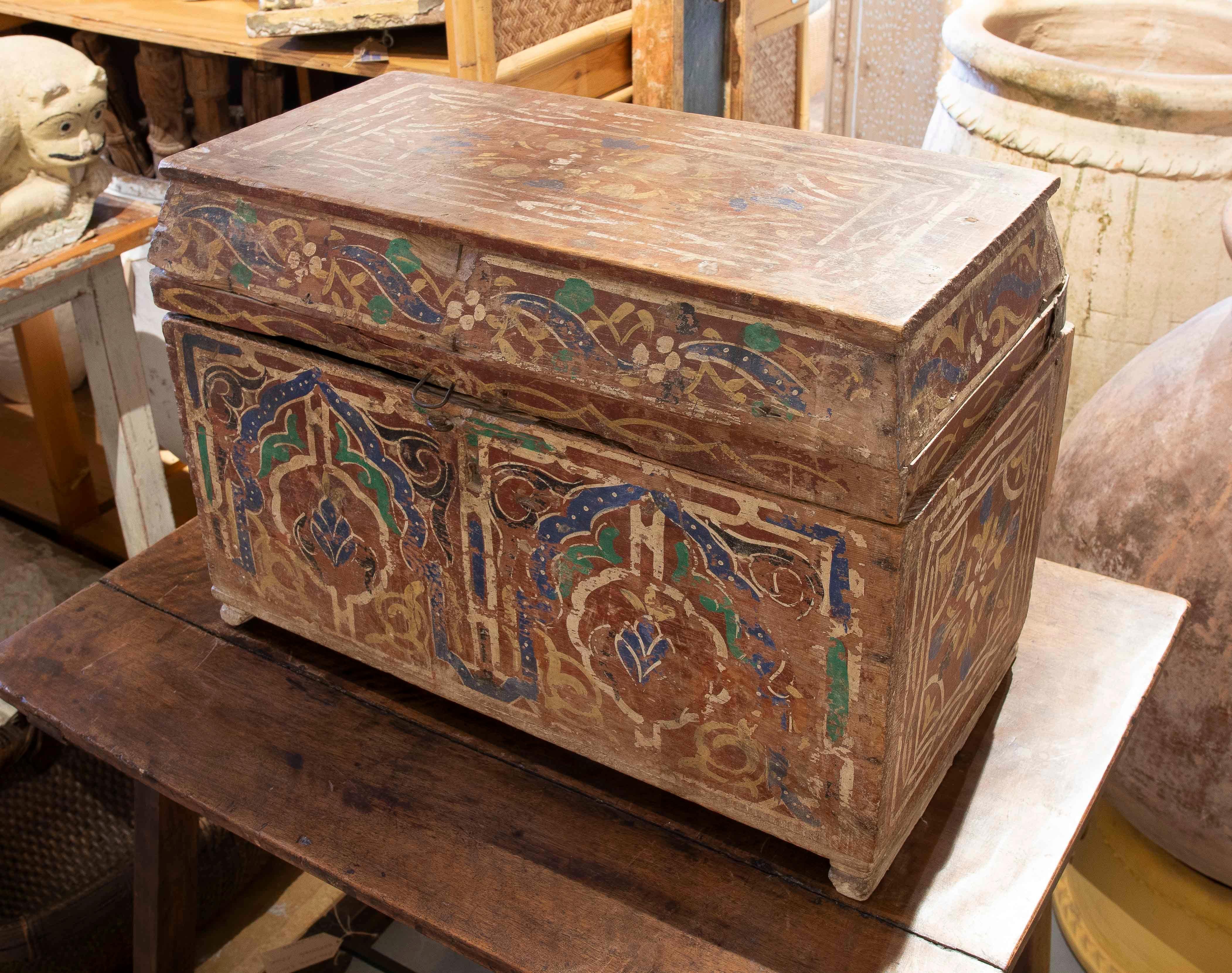 Peint à la main Malle ancienne en bois peinte à la main dans les années 1950 avec décoration de style mauresque en vente