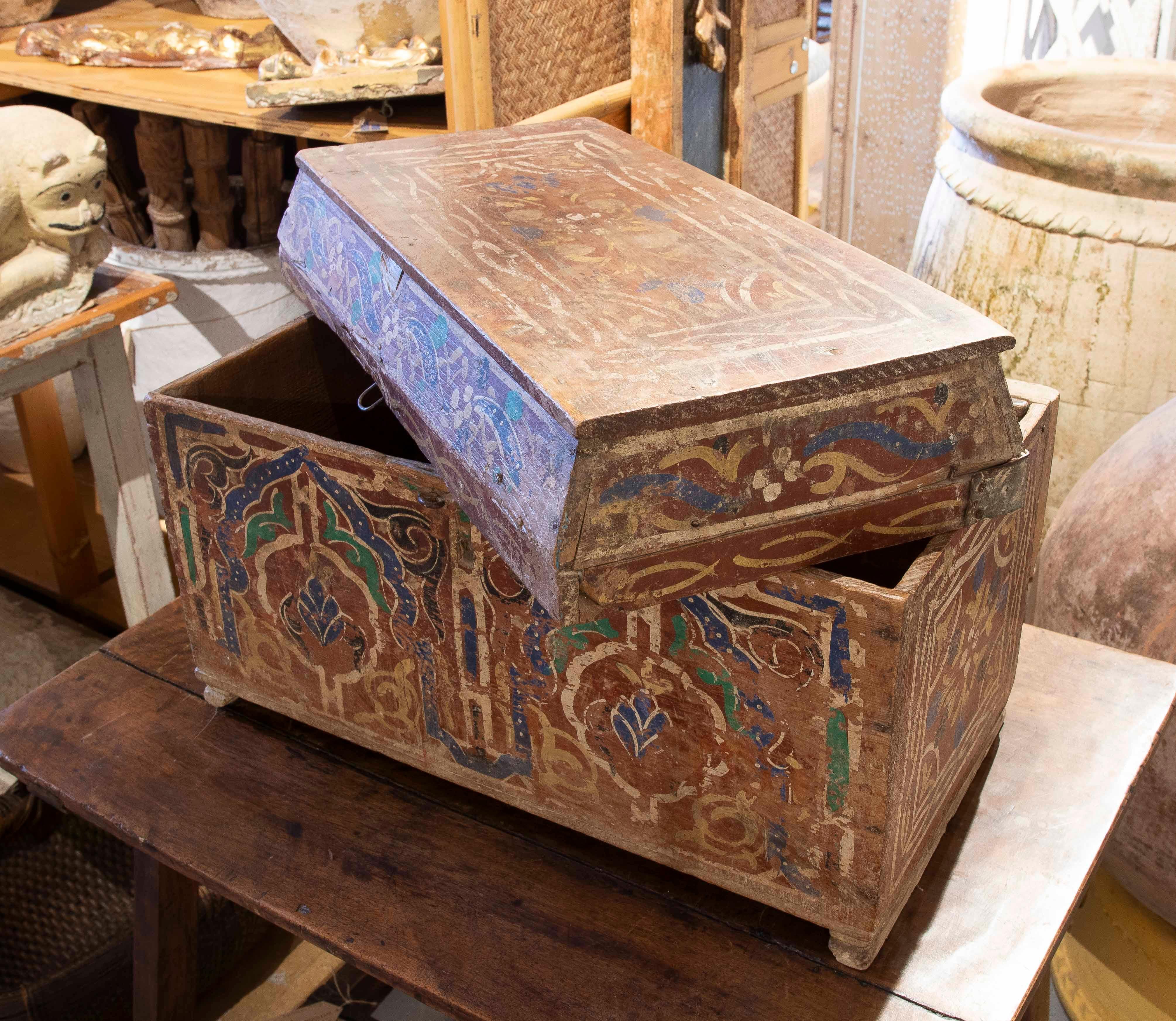 Malle ancienne en bois peinte à la main dans les années 1950 avec décoration de style mauresque Bon état - En vente à Marbella, ES