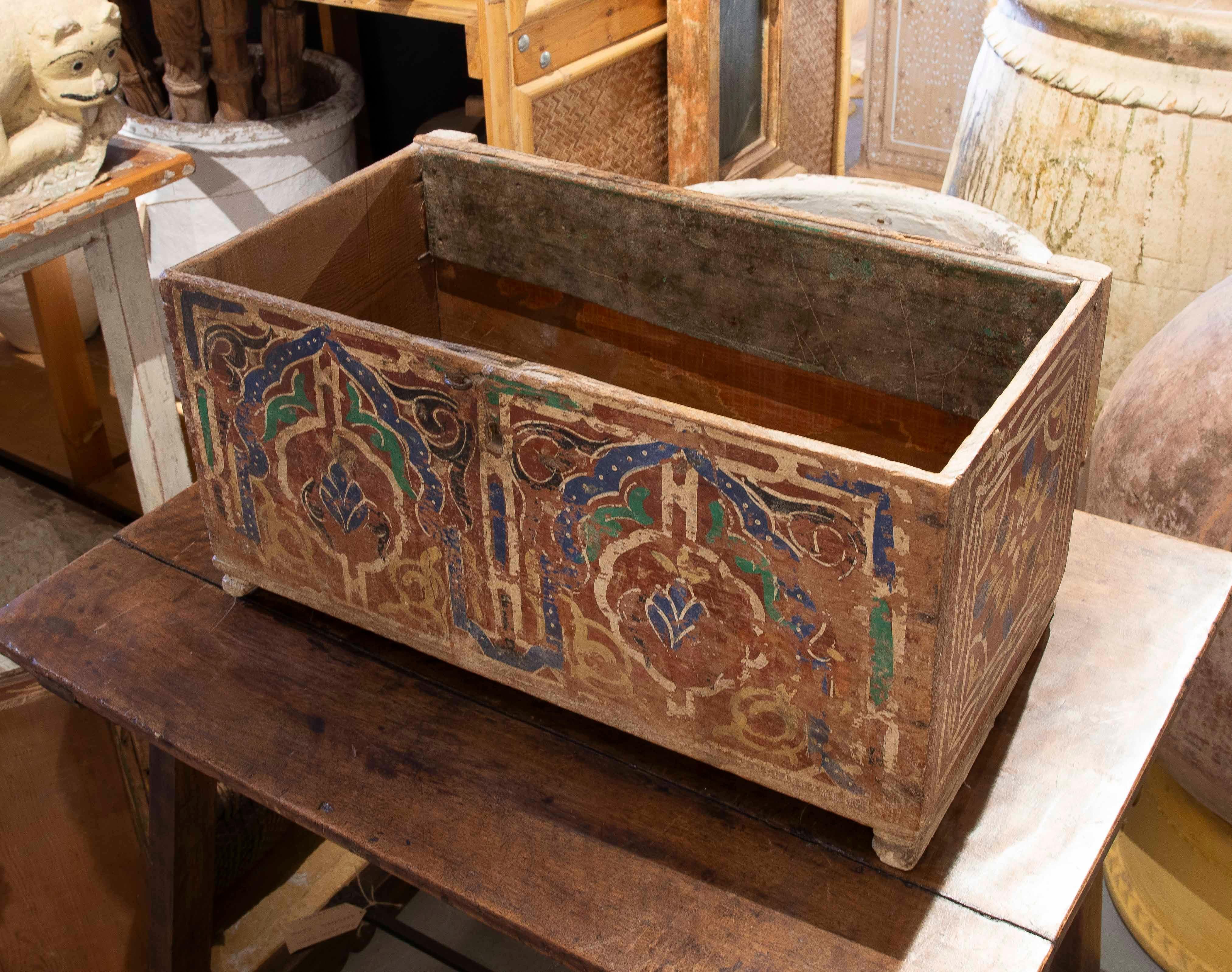 20ième siècle Malle ancienne en bois peinte à la main dans les années 1950 avec décoration de style mauresque en vente