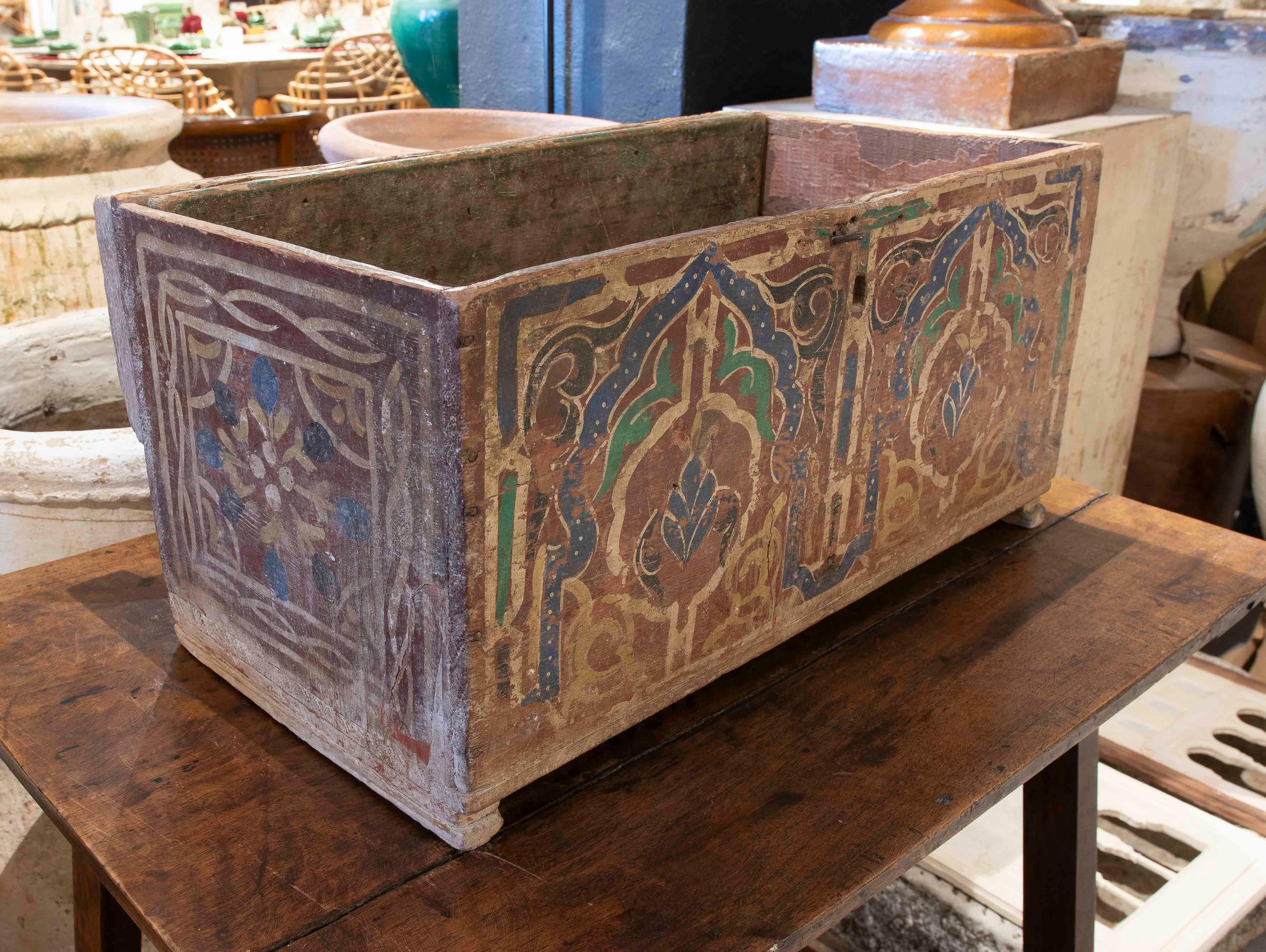 Malle ancienne en bois peinte à la main dans les années 1950 avec décoration de style mauresque en vente 1