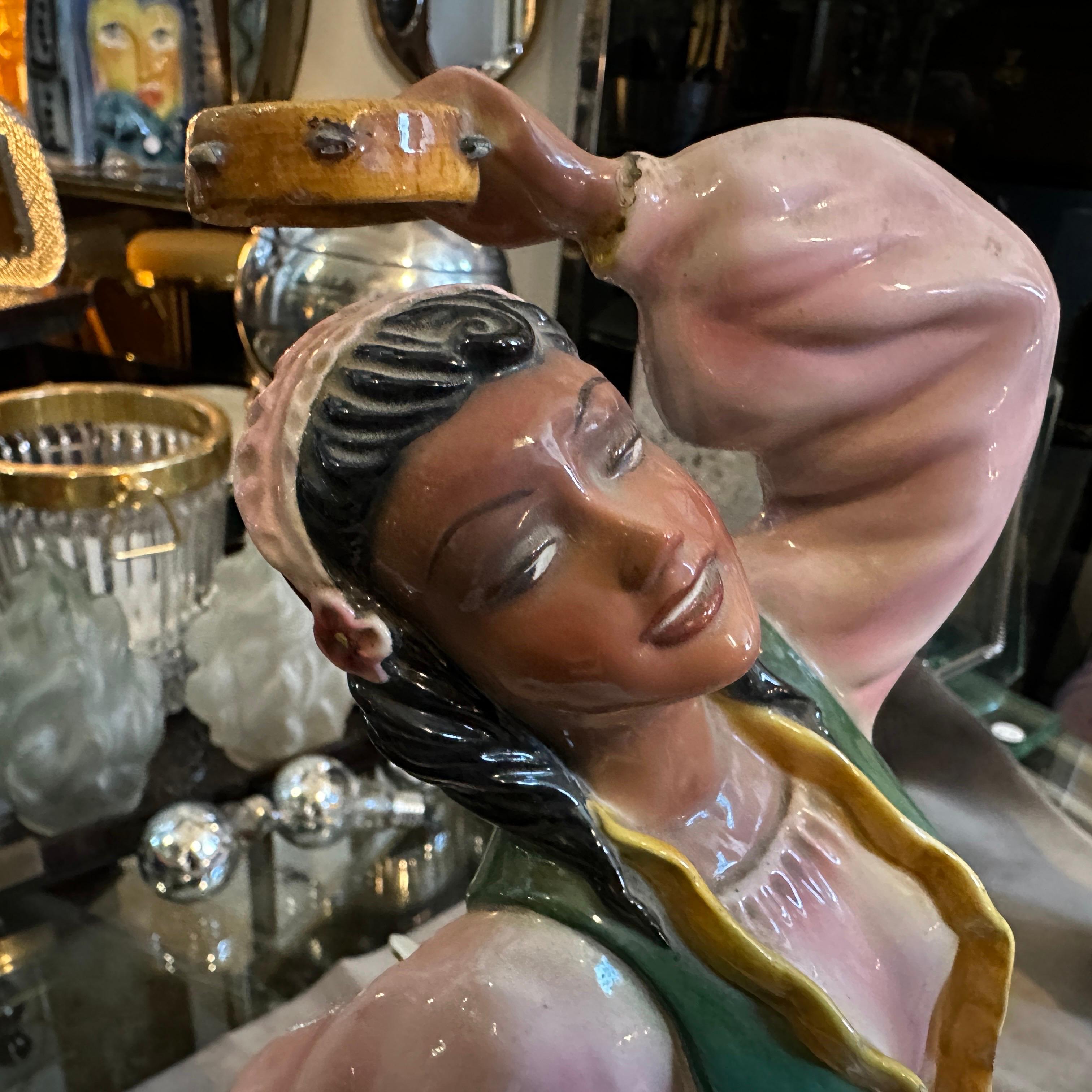 Diese auffällige, handbemalte Keramikfigur einer Tänzerin ist ein Meisterwerk der italienischen dekorativen Kunst. Sie wurde von dem renommierten Künstler Sandro Vacchetti für sein eigenes Keramikunternehmen Essevi in Turin (Italien) geschaffen.