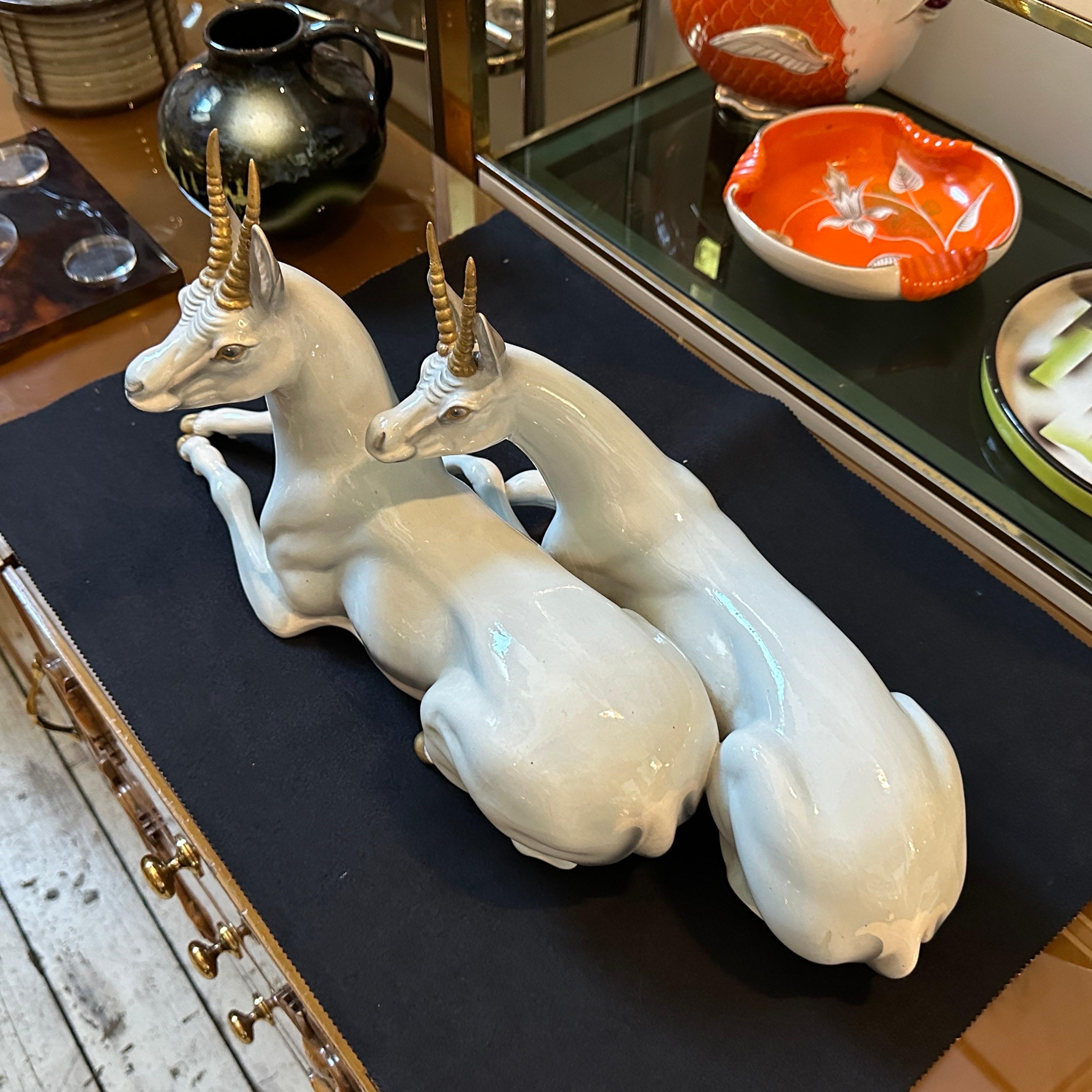 Figure de deux antilopes assises en céramique peinte à la main par Ronzan dans les années 1950 en vente 2