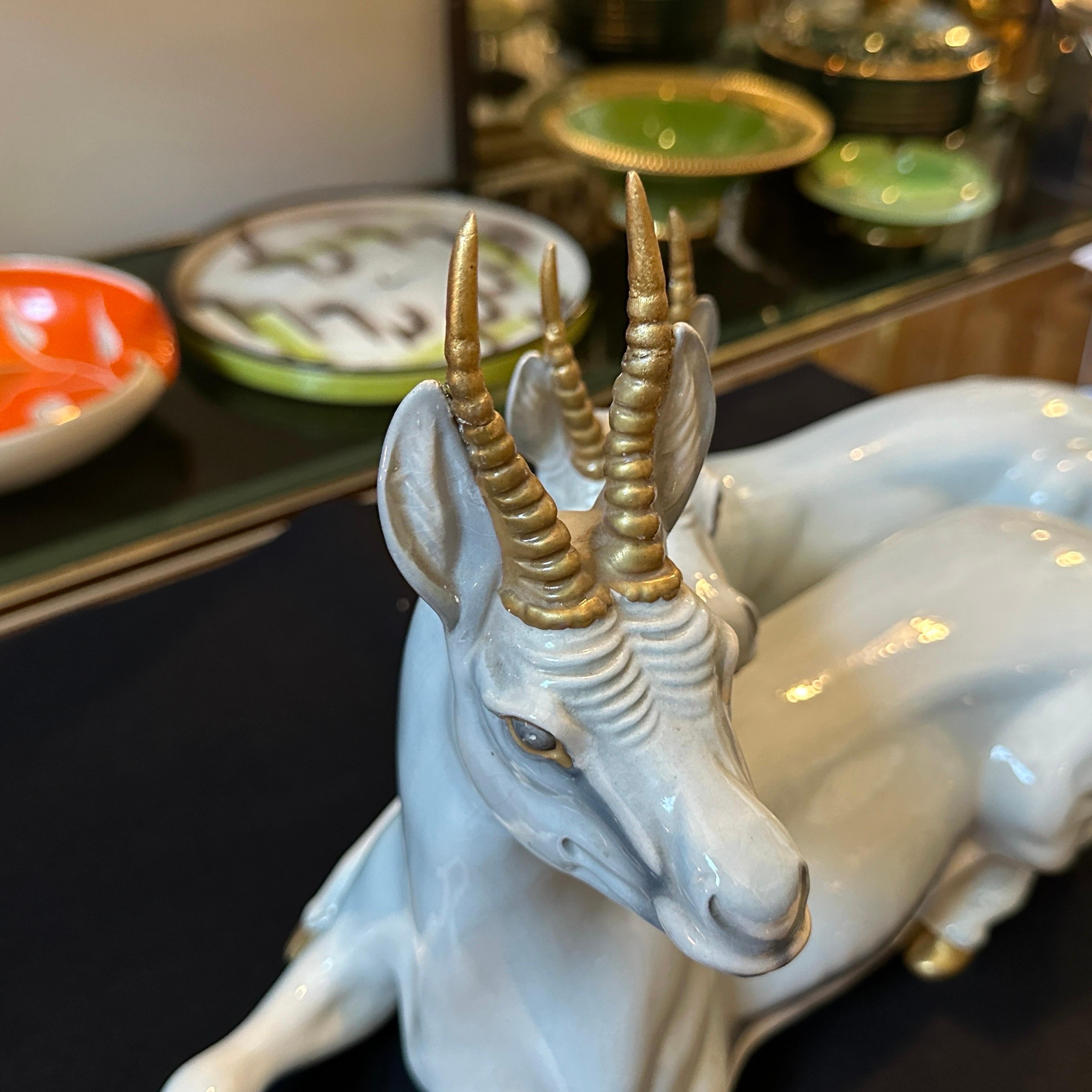 Figure de deux antilopes assises en céramique peinte à la main par Ronzan dans les années 1950 en vente 4