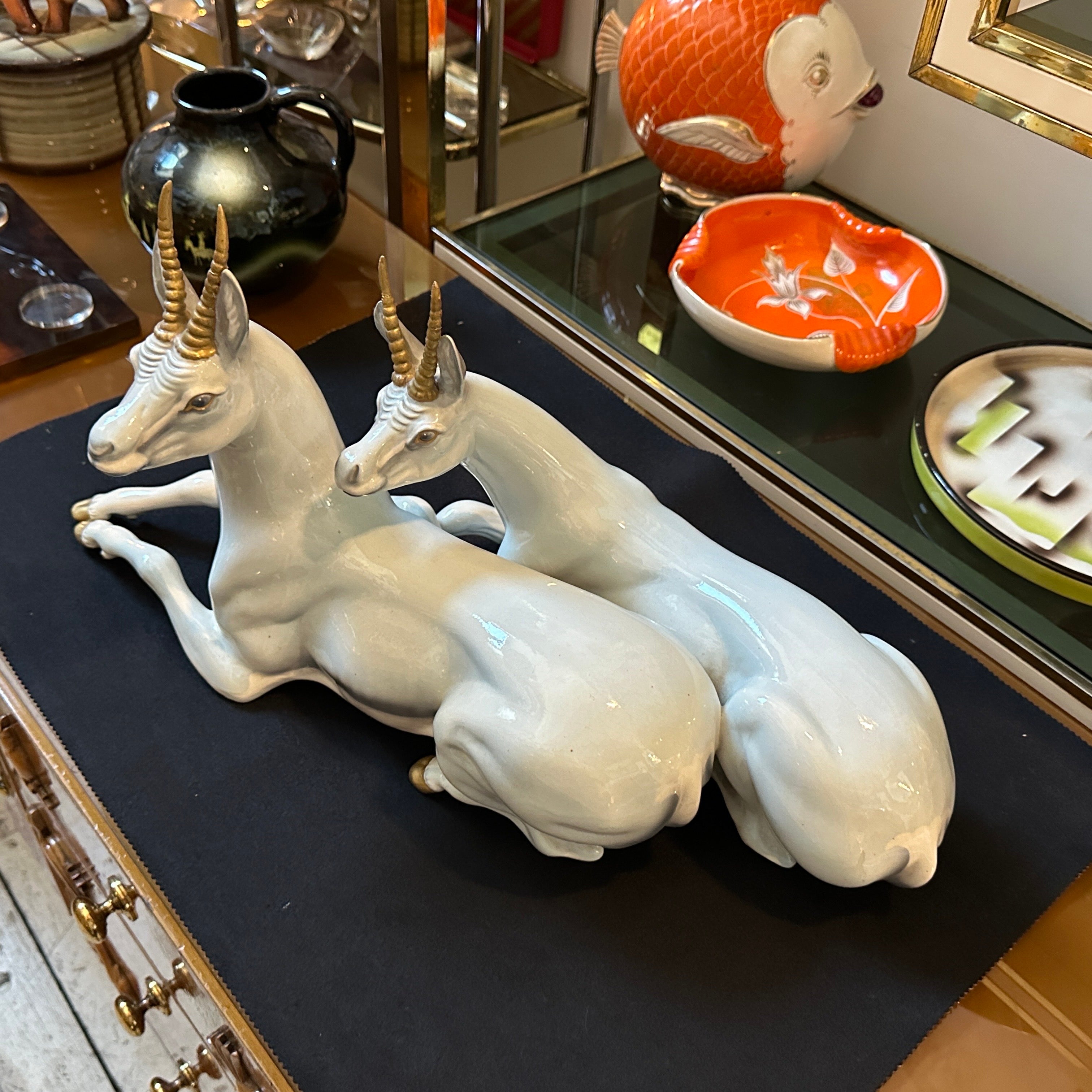 Figurine en céramique représentant deux antilopes assises, conçue et fabriquée en Italie par Ronzan dans les années cinquante. Ils sont en bon état dans l'ensemble les épines ont été restaurées comme vous pouvez le voir sur les photos. La figurine