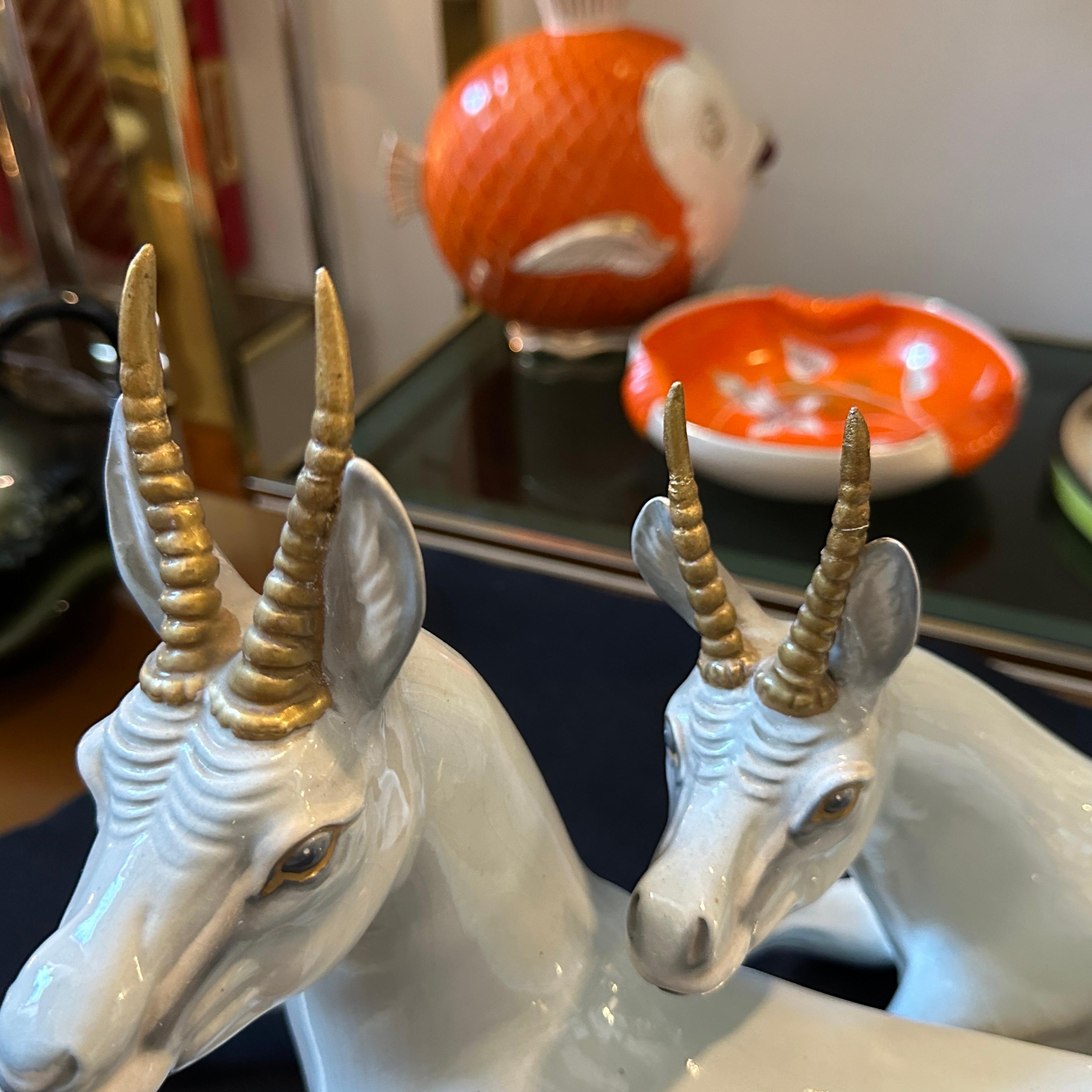 Mid-Century Modern Figure de deux antilopes assises en céramique peinte à la main par Ronzan dans les années 1950 en vente