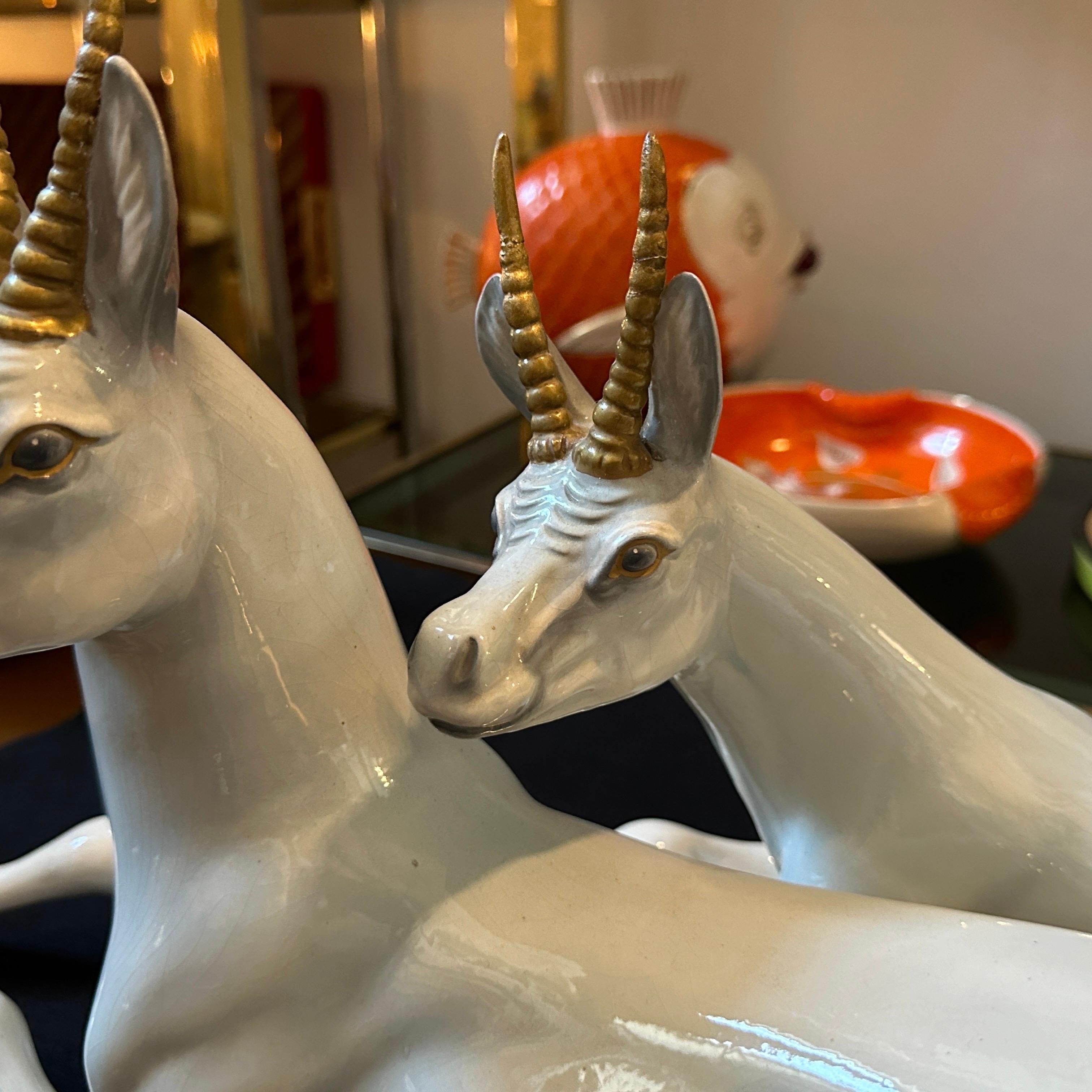 italien Figure de deux antilopes assises en céramique peinte à la main par Ronzan dans les années 1950 en vente