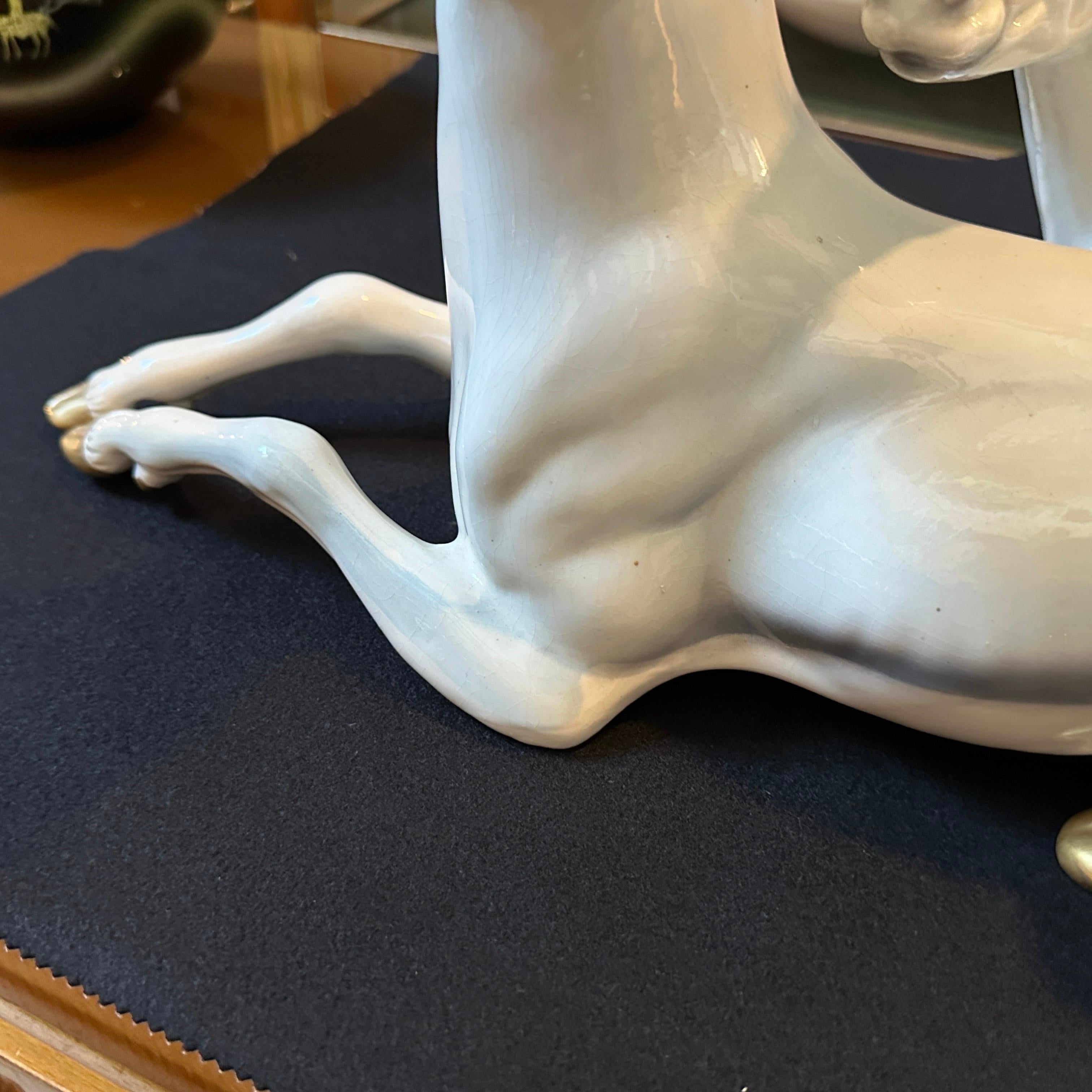 Peint à la main Figure de deux antilopes assises en céramique peinte à la main par Ronzan dans les années 1950 en vente