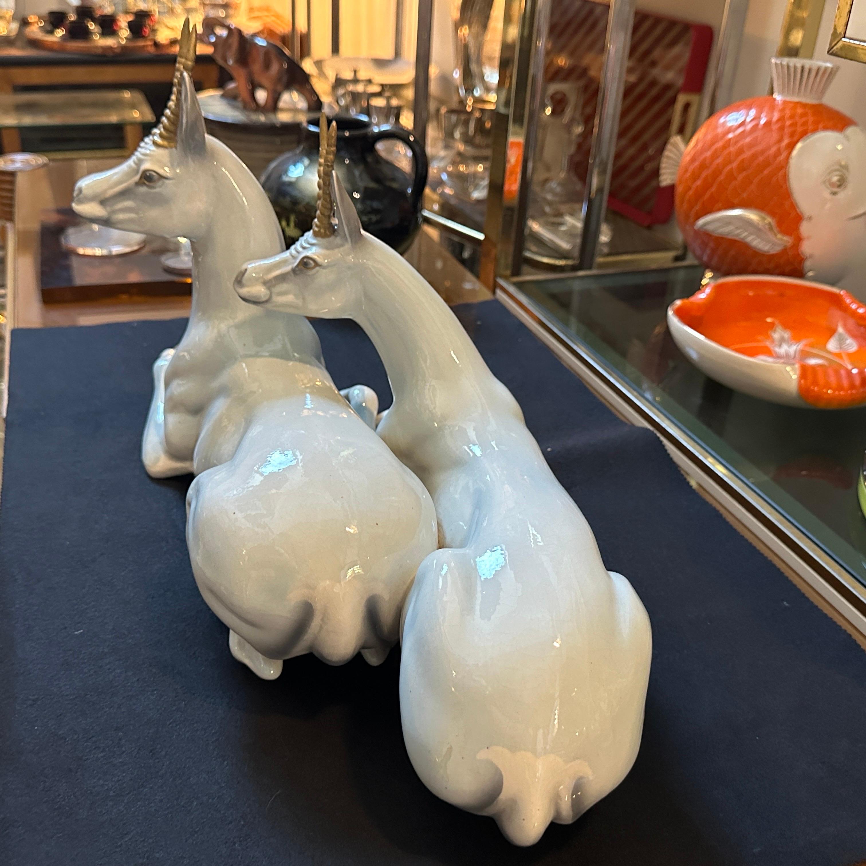 20ième siècle Figure de deux antilopes assises en céramique peinte à la main par Ronzan dans les années 1950 en vente