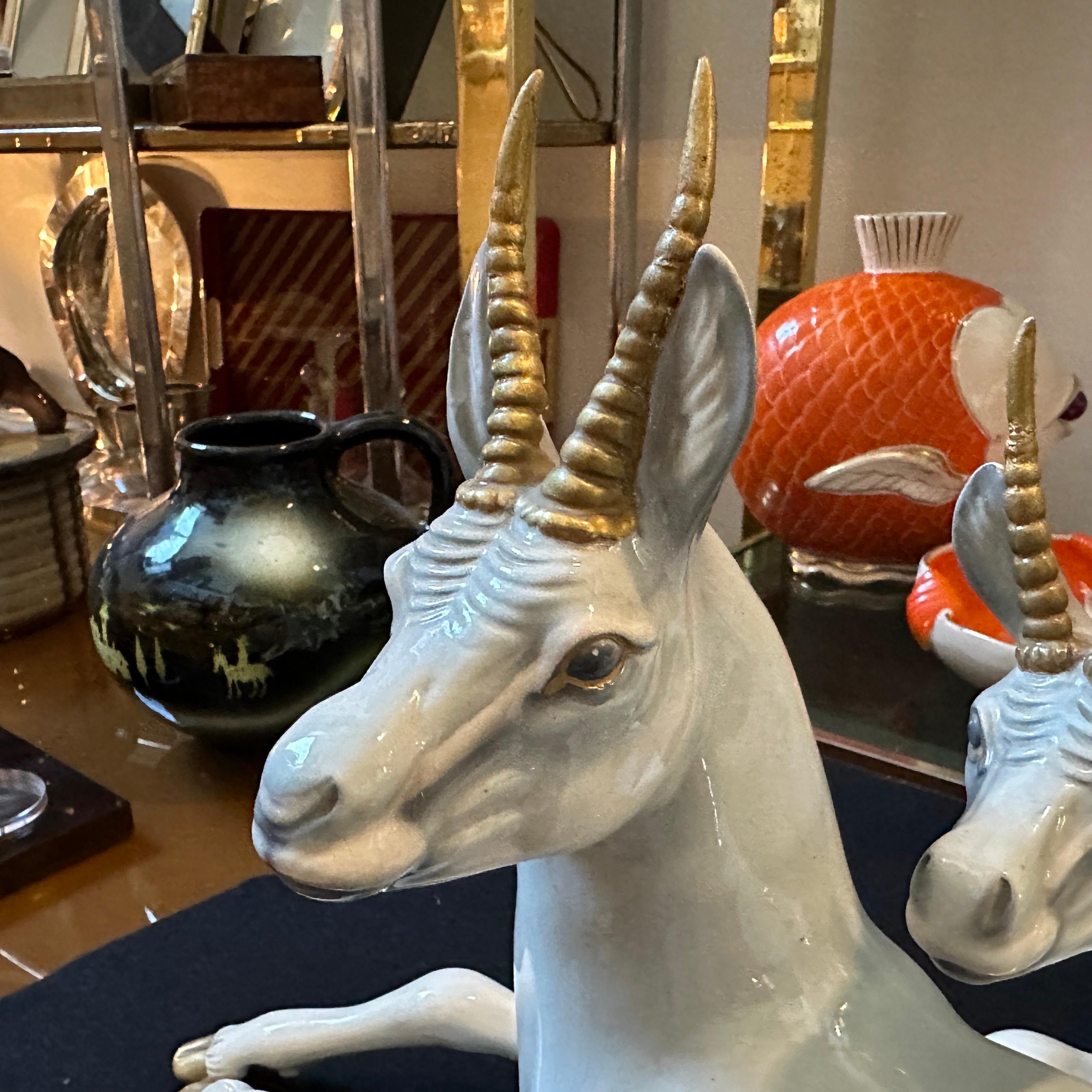 Céramique Figure de deux antilopes assises en céramique peinte à la main par Ronzan dans les années 1950 en vente