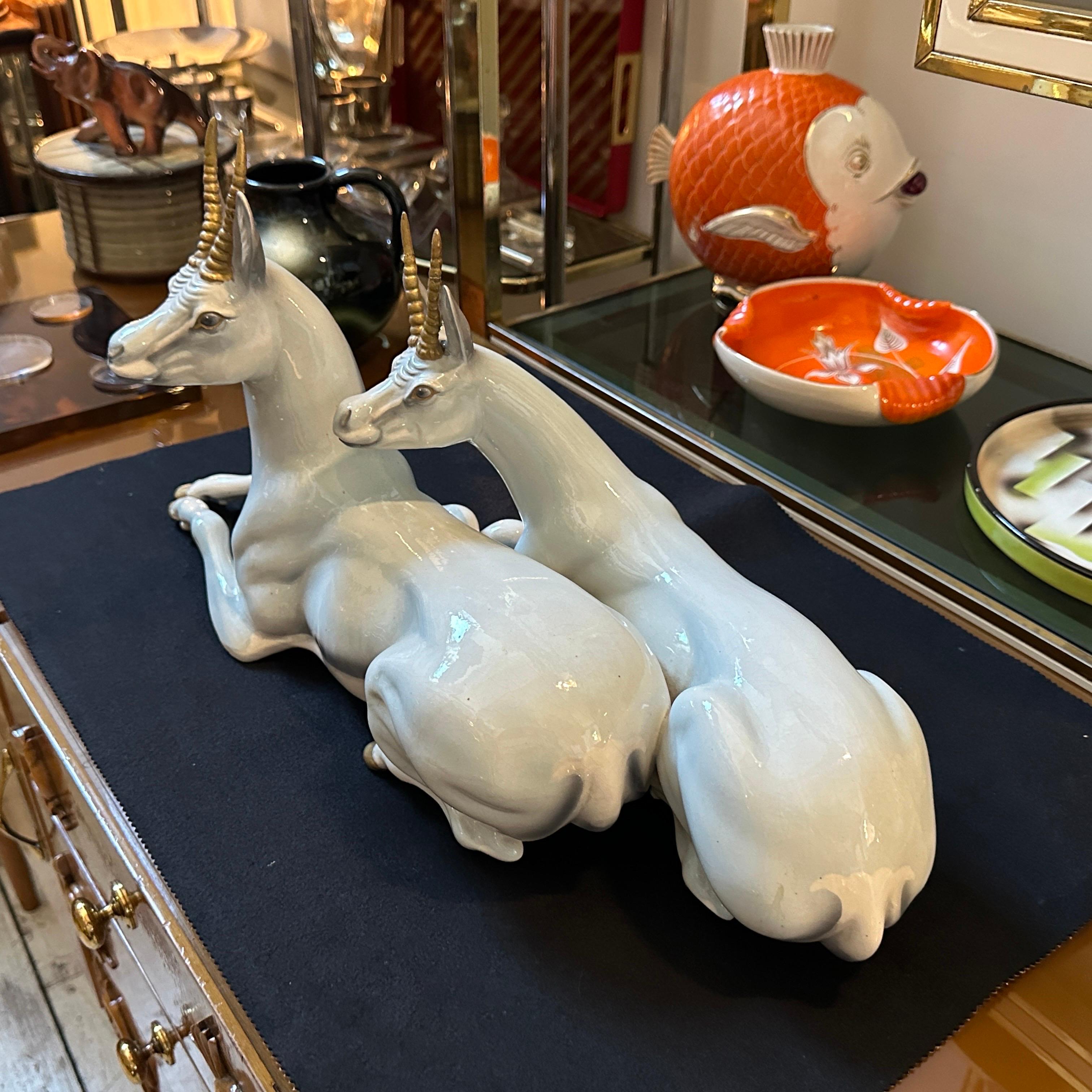 Figure de deux antilopes assises en céramique peinte à la main par Ronzan dans les années 1950 en vente 1
