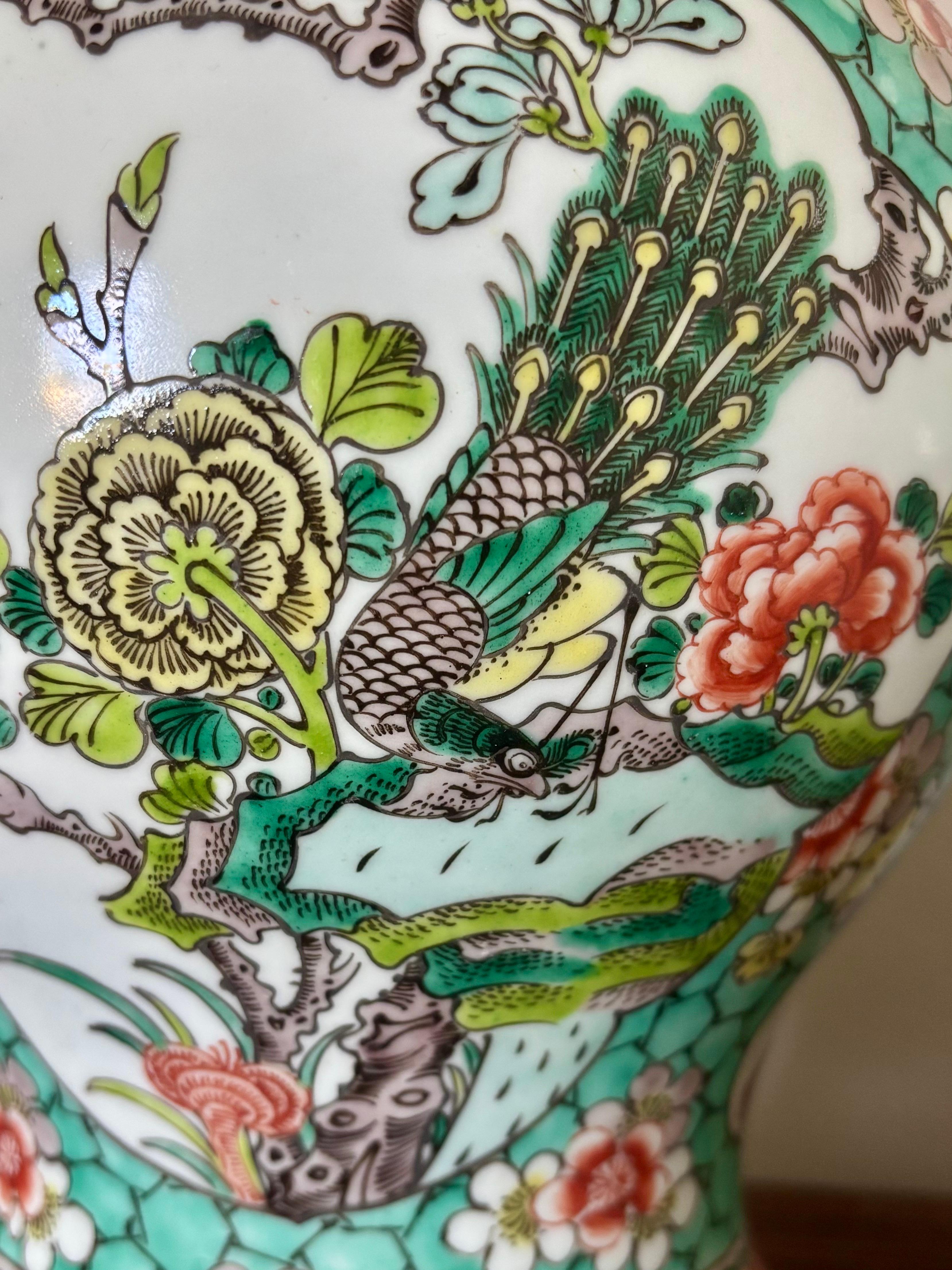 Splendida coppia di lampade da tavolo dell'azienda Marbro. Realizzato con barattoli di zenzero vintage di forma francese. Vedute dipinte a mano di pavoni su alberi floreali. Contornato da una serie di attraenti motivi geometrici e bordi. L'alzavola