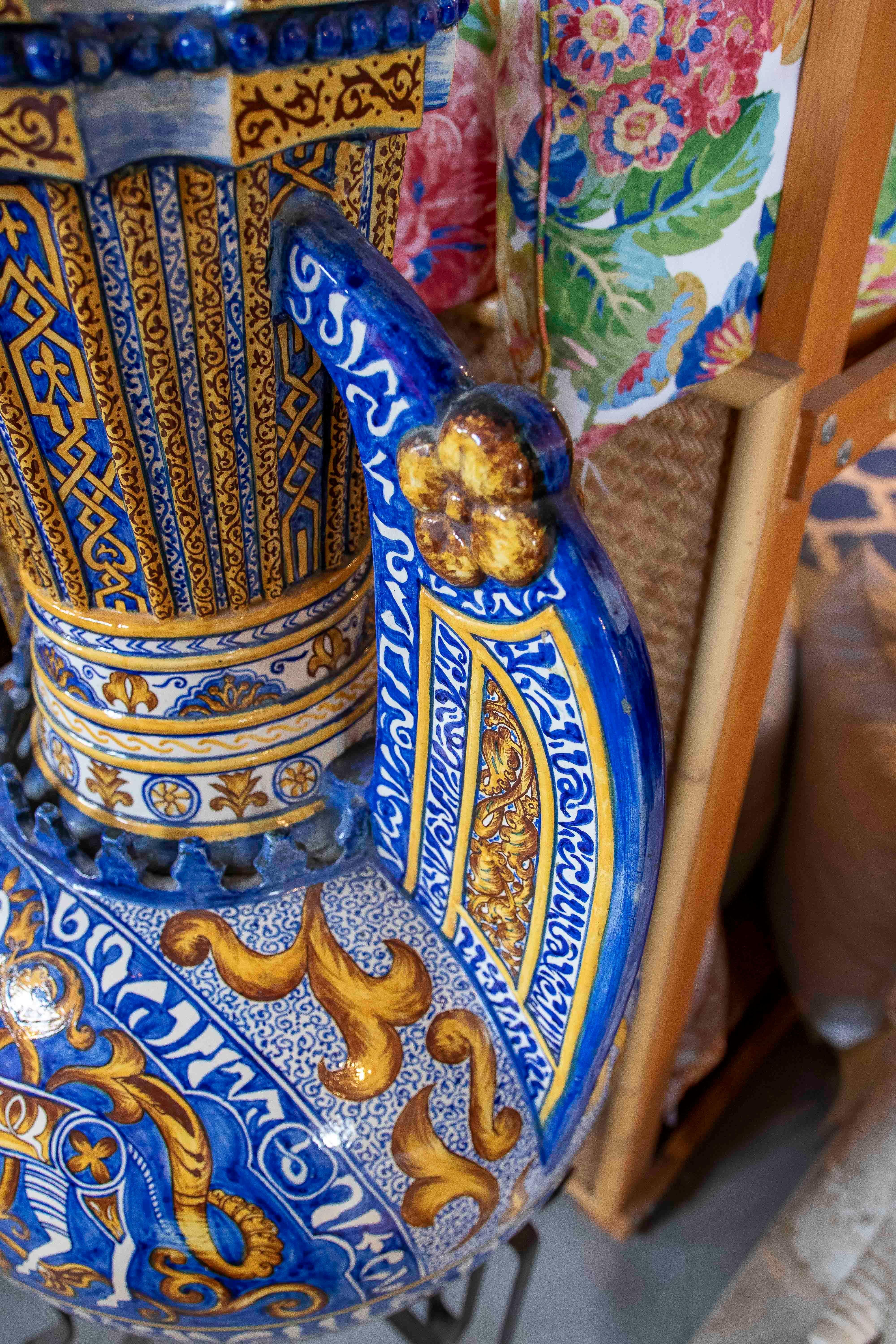 1950s Large Spanish Amphora Ceramics peint à la main, céramique émaillée avec pied en fer en vente 3