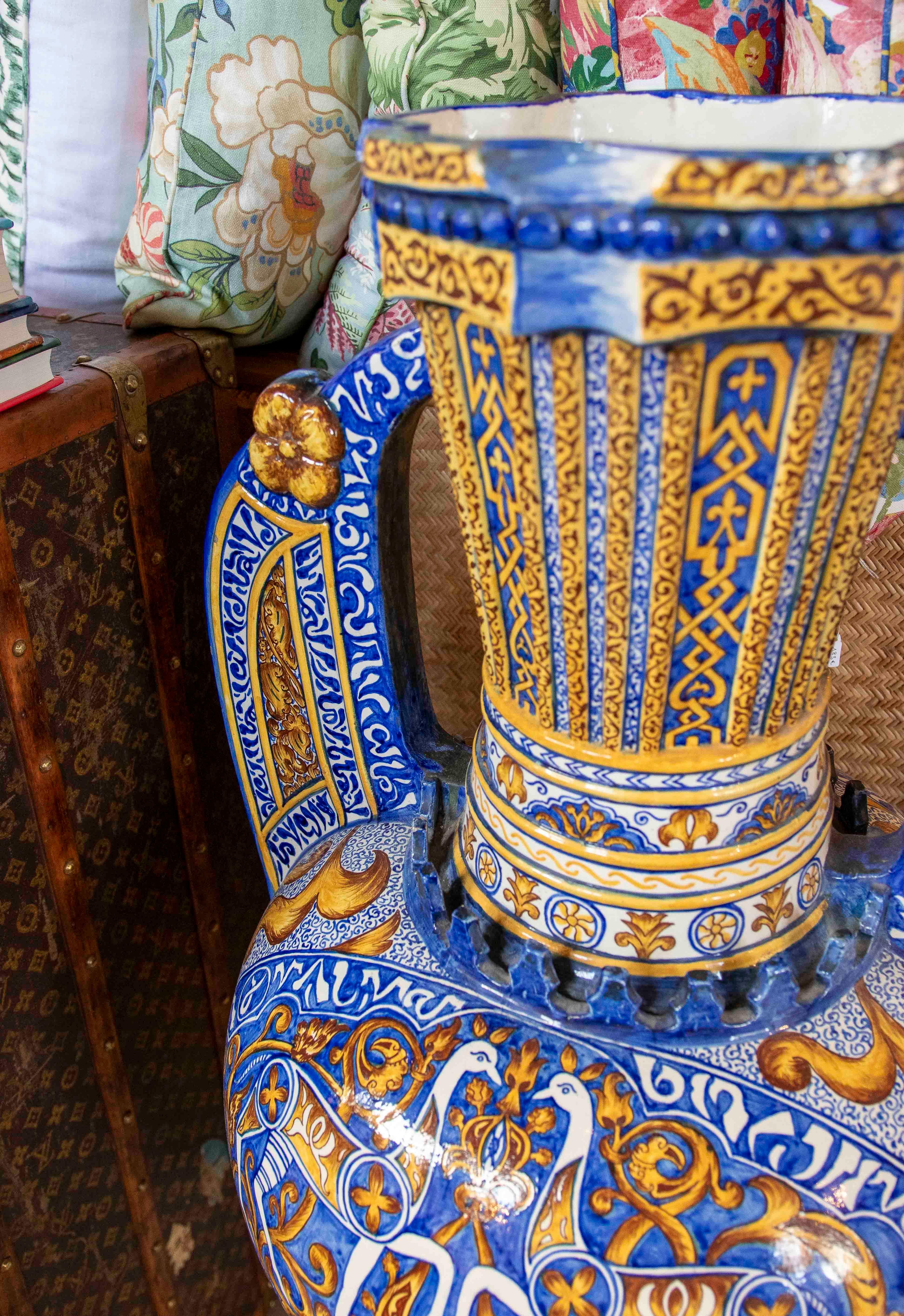 1950s Large Spanish Amphora Ceramics peint à la main, céramique émaillée avec pied en fer en vente 4