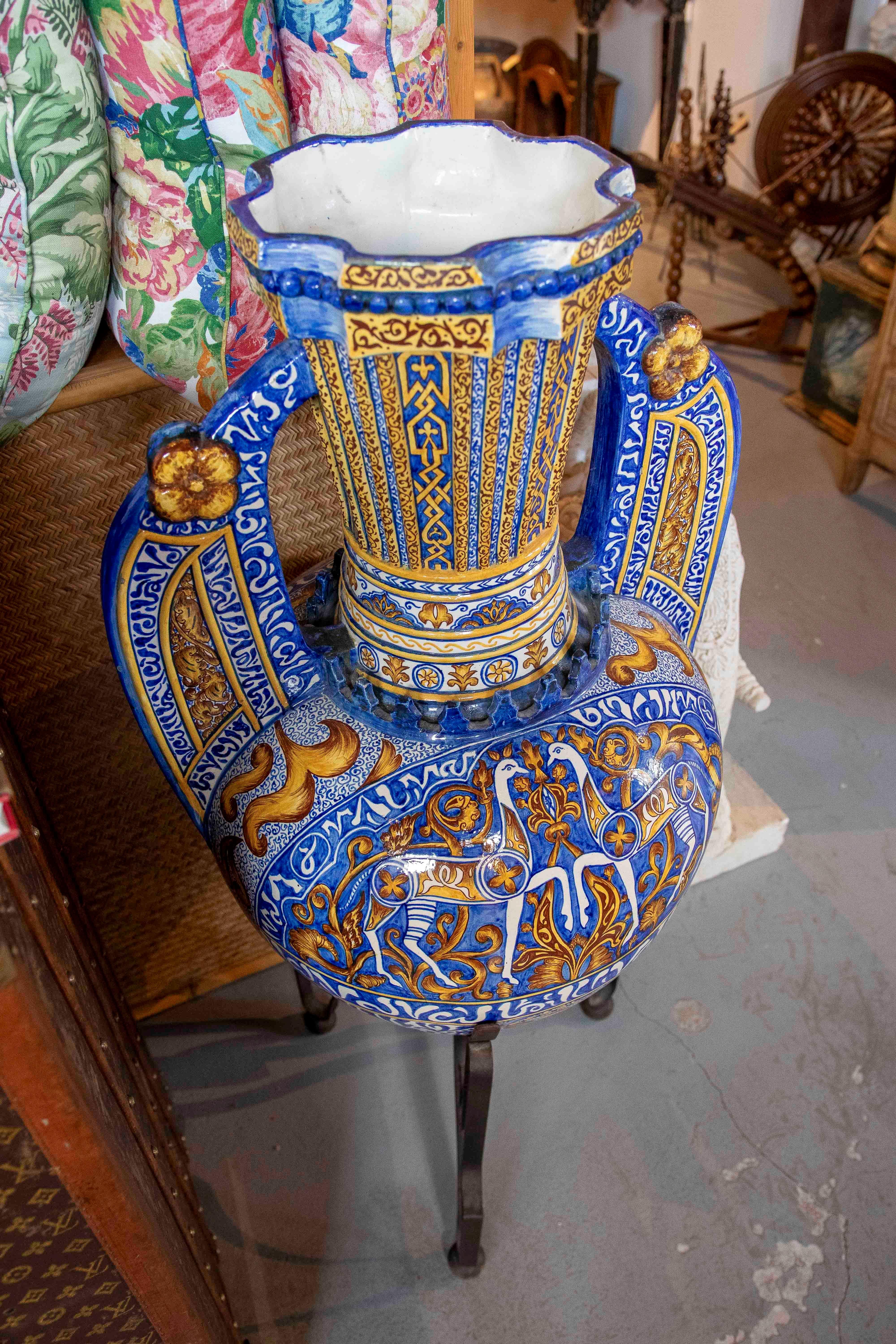 1950s Large Spanish Amphora Ceramics peint à la main, céramique émaillée avec pied en fer en vente 6