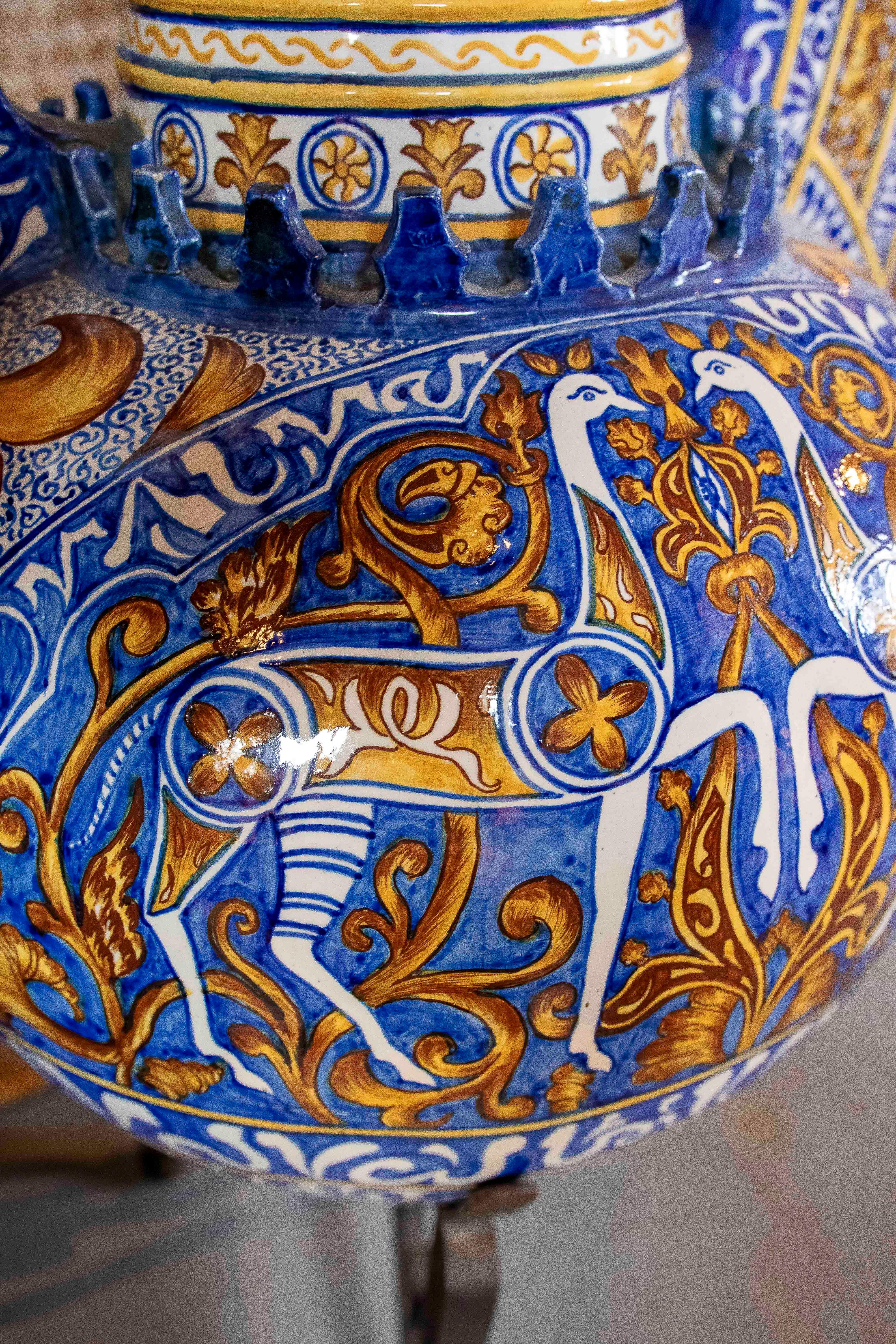 1950s Large Spanish Amphora Ceramics peint à la main, céramique émaillée avec pied en fer en vente 7
