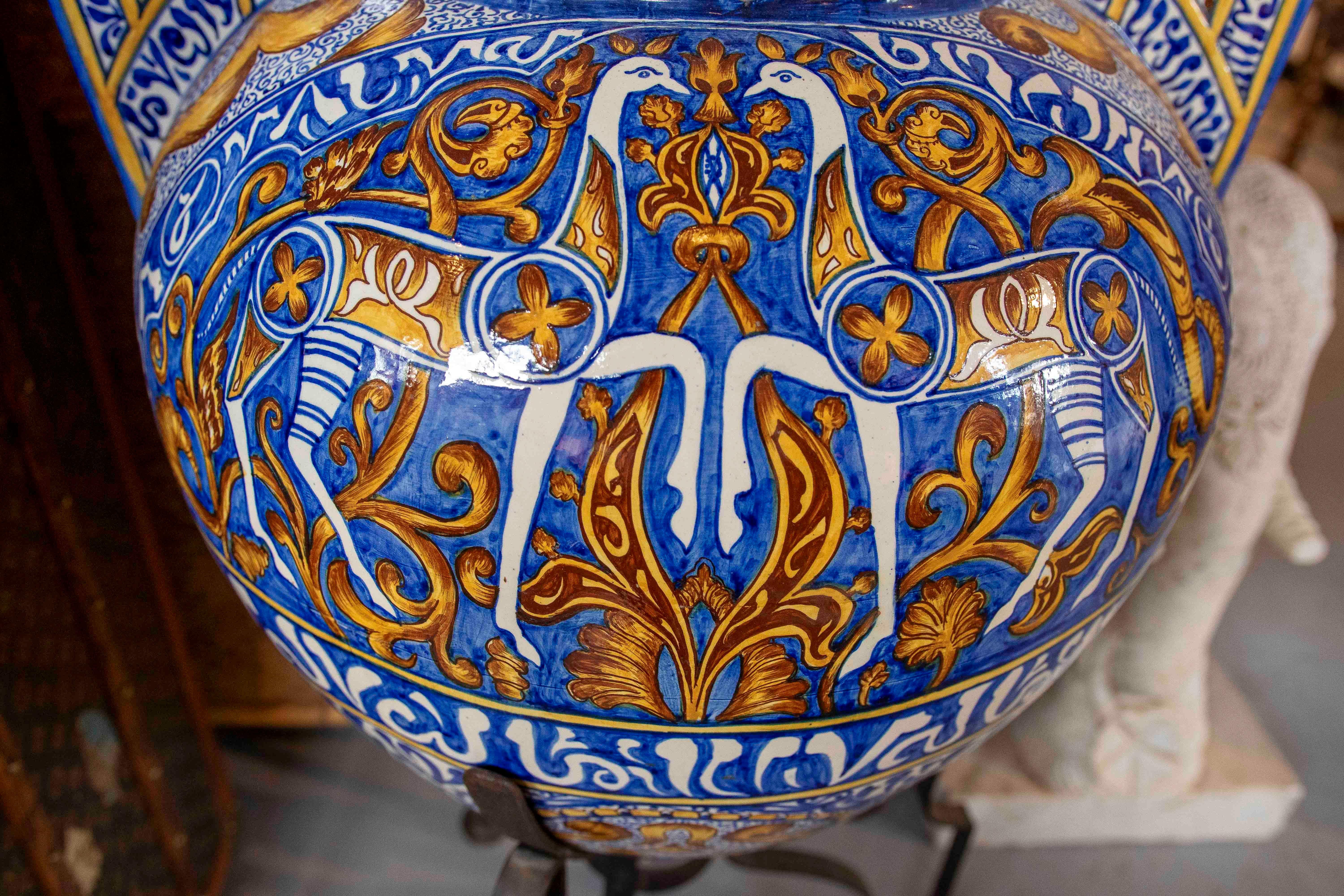 1950s Large Spanish Amphora Ceramics peint à la main, céramique émaillée avec pied en fer en vente 8