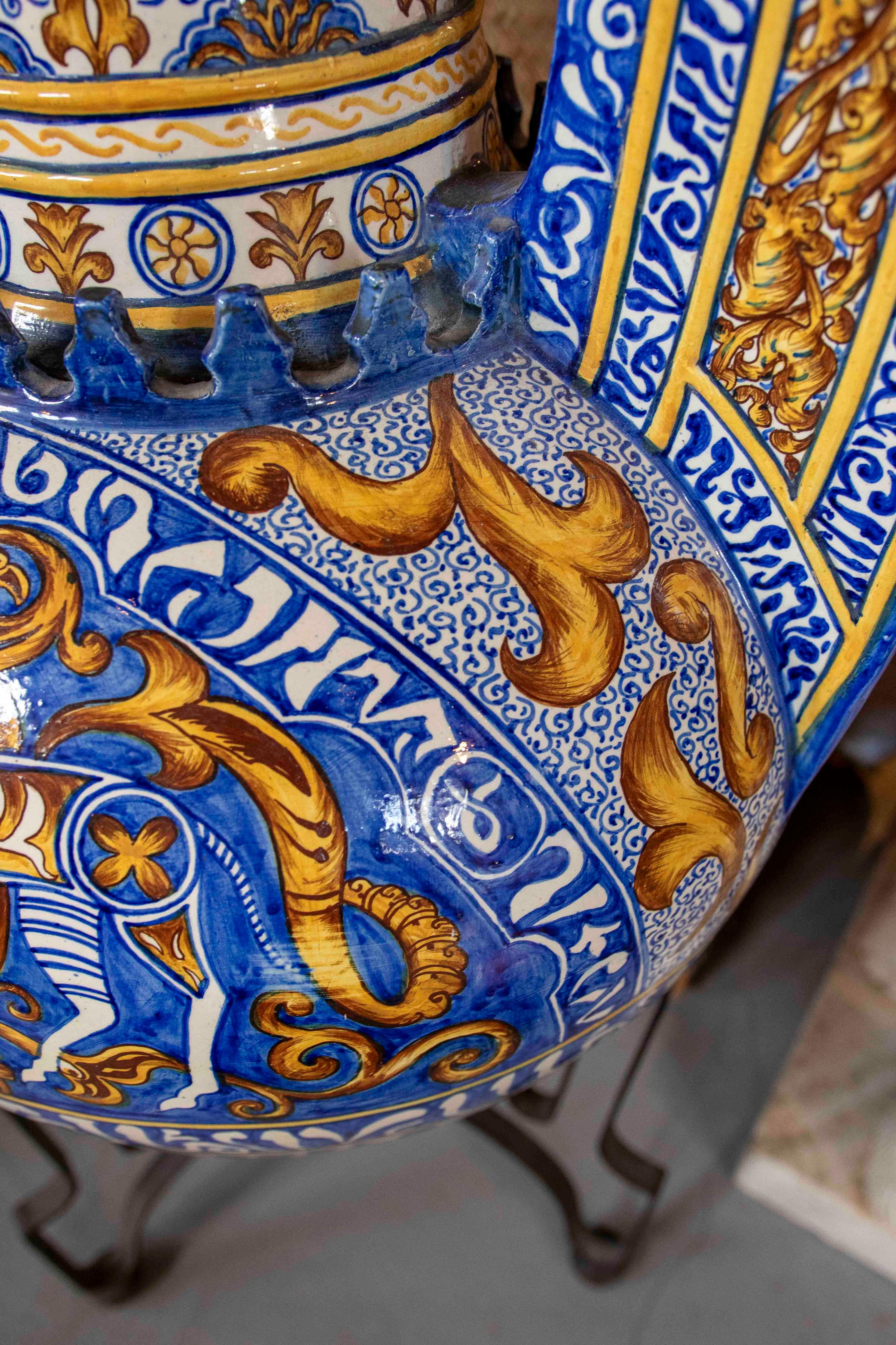 1950s Large Spanish Amphora Ceramics peint à la main, céramique émaillée avec pied en fer en vente 9
